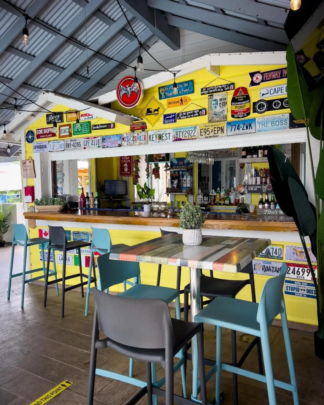 Lounge or bar in La Jamaca - An Island Vibe Hotel