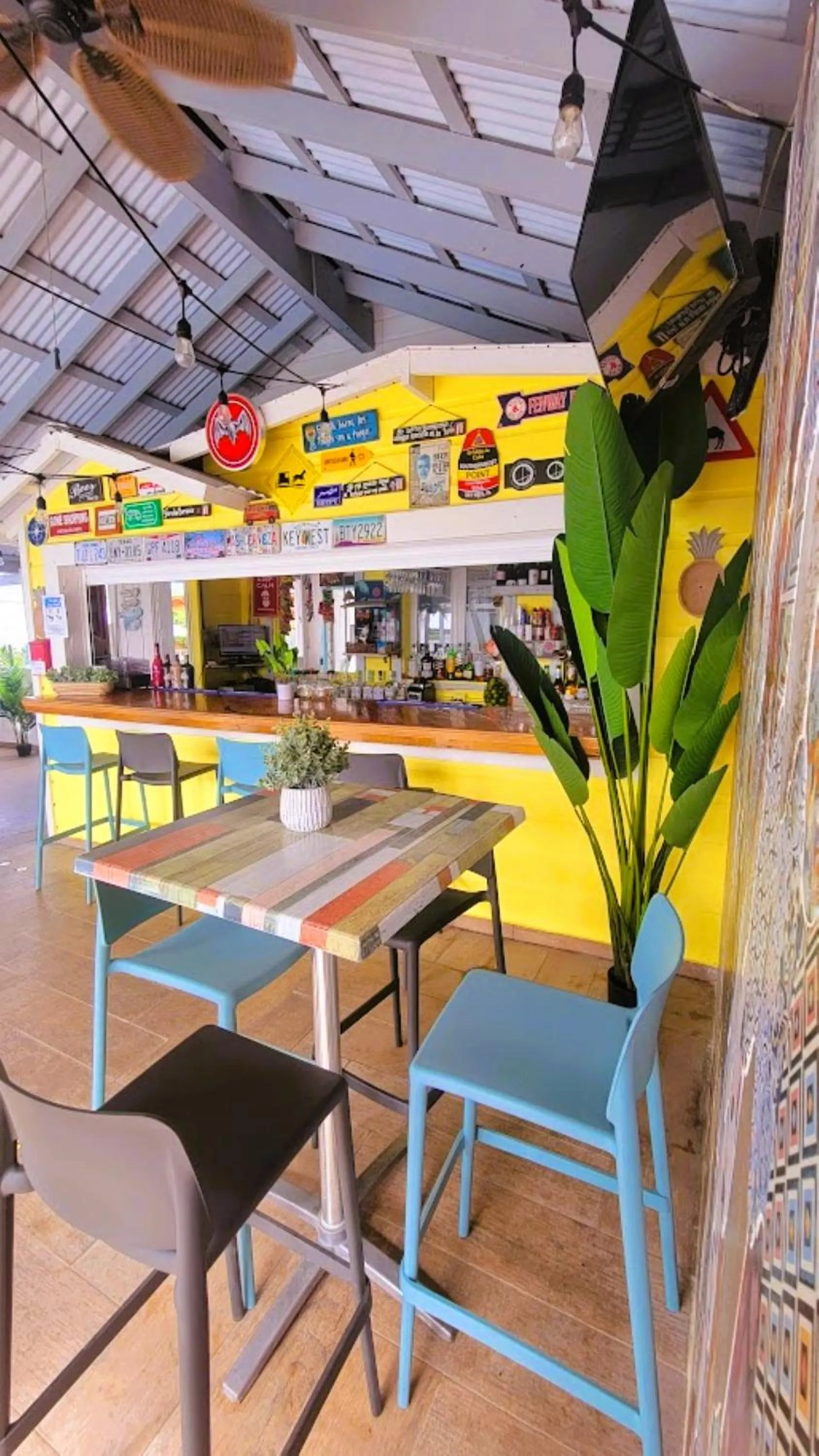 Lounge or bar in La Jamaca - An Island Vibe Hotel