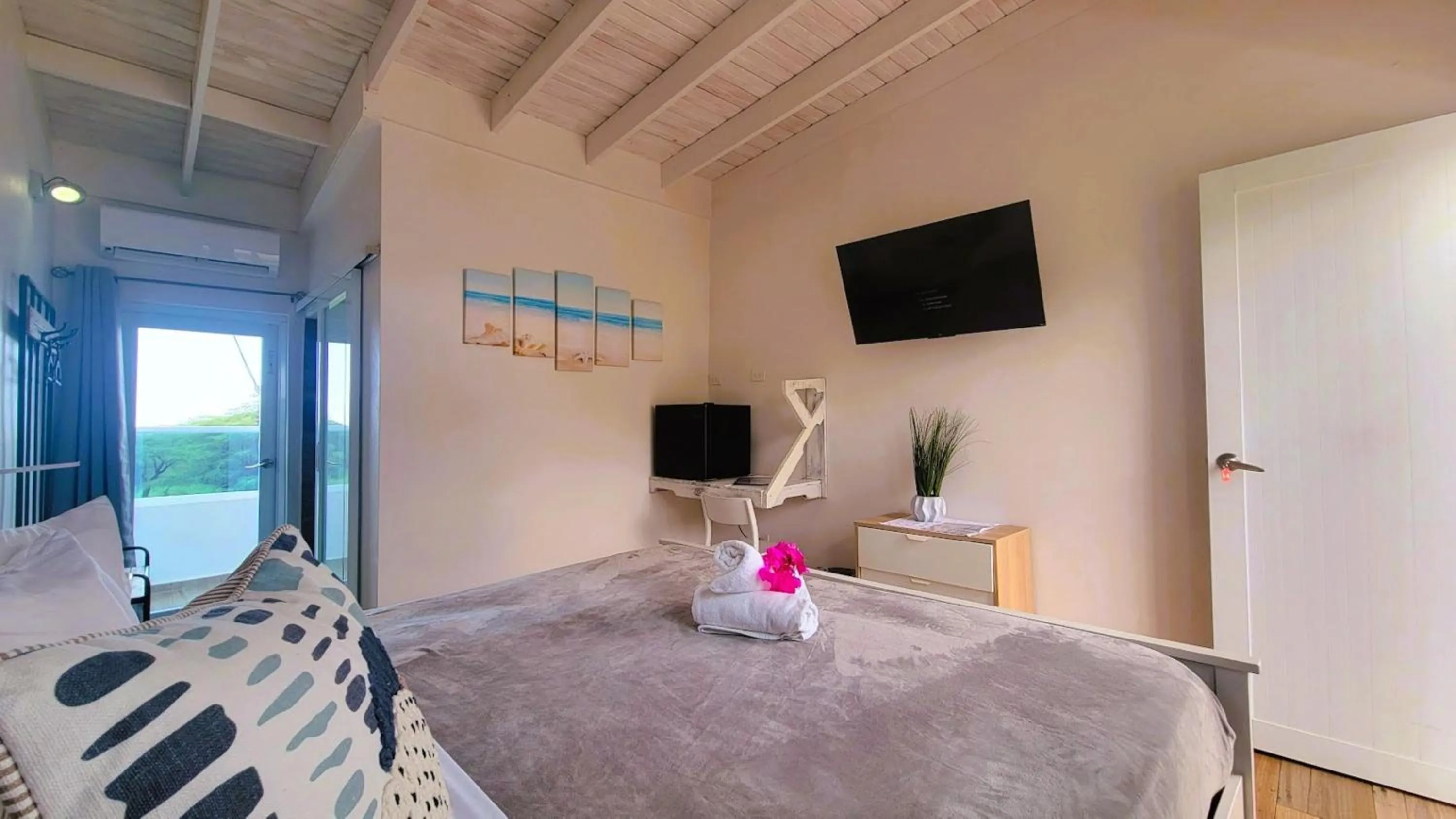 Bed in La Jamaca - An Island Vibe Hotel