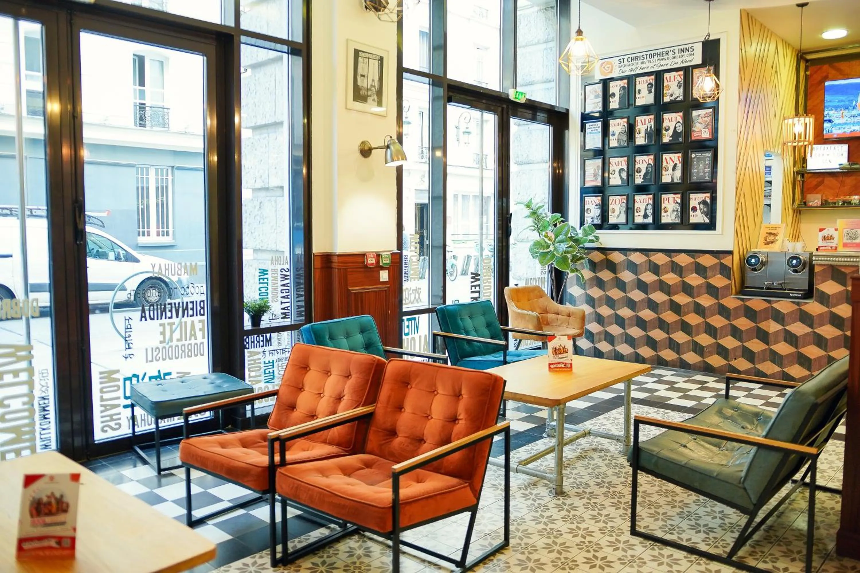 Lobby or reception in St Christopher's Inn Paris - Gare du Nord
