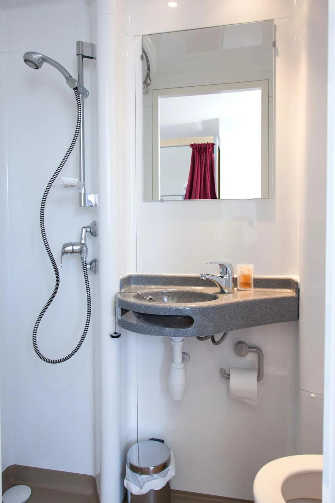 Shower in St Christopher's Inn Paris - Gare du Nord