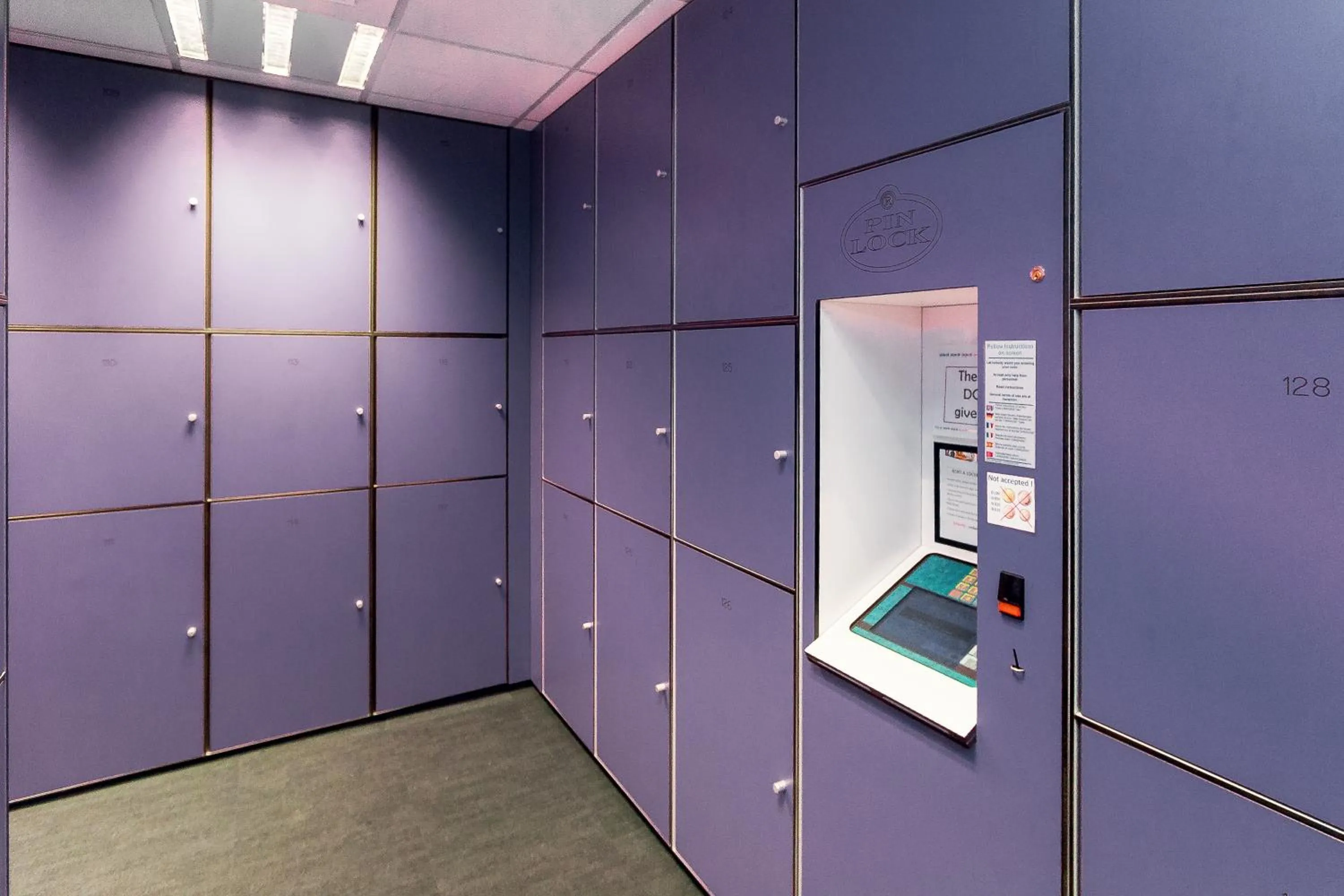 locker in St Christopher's Inn Paris - Gare du Nord