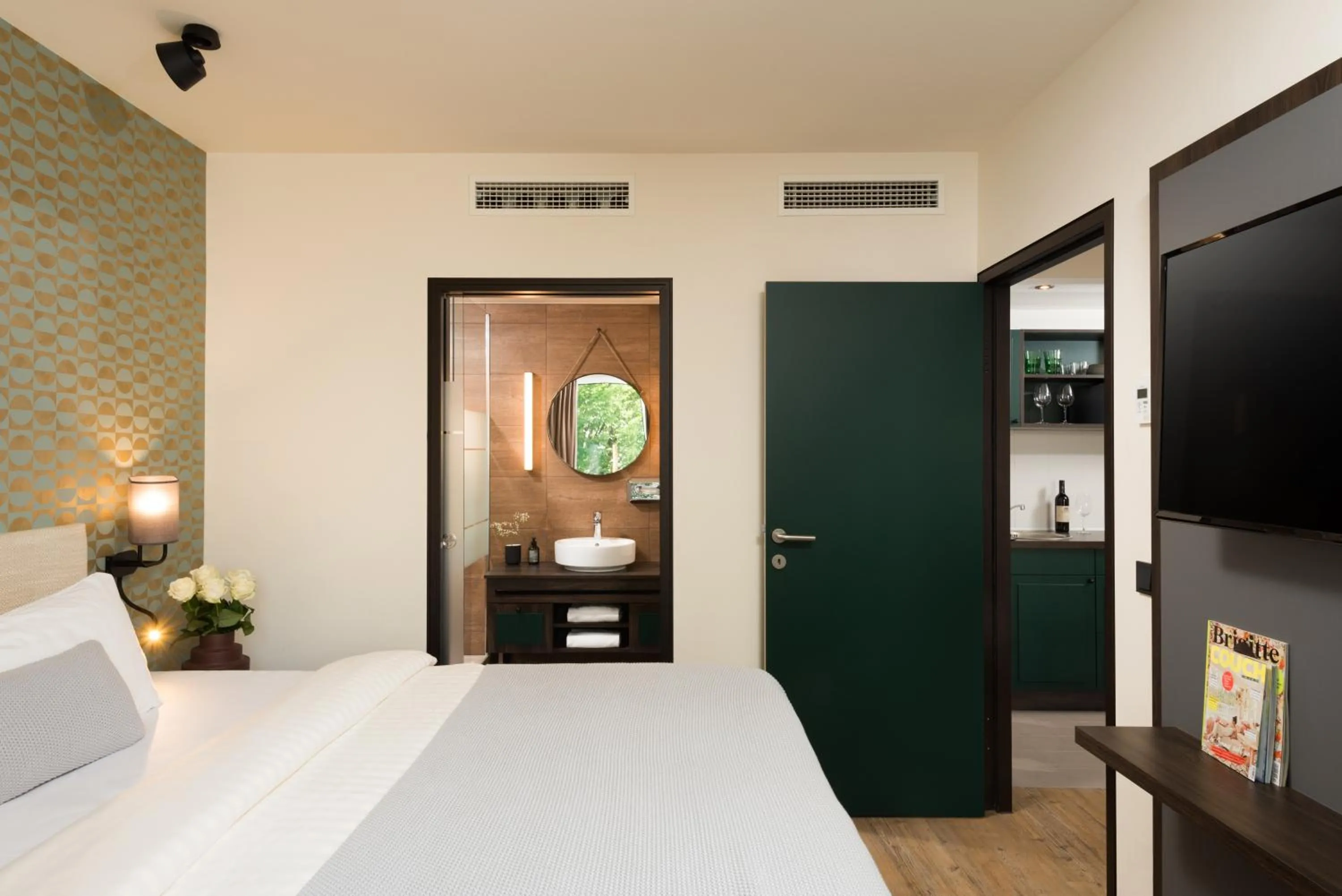 Bedroom, Bed in master Mirabell