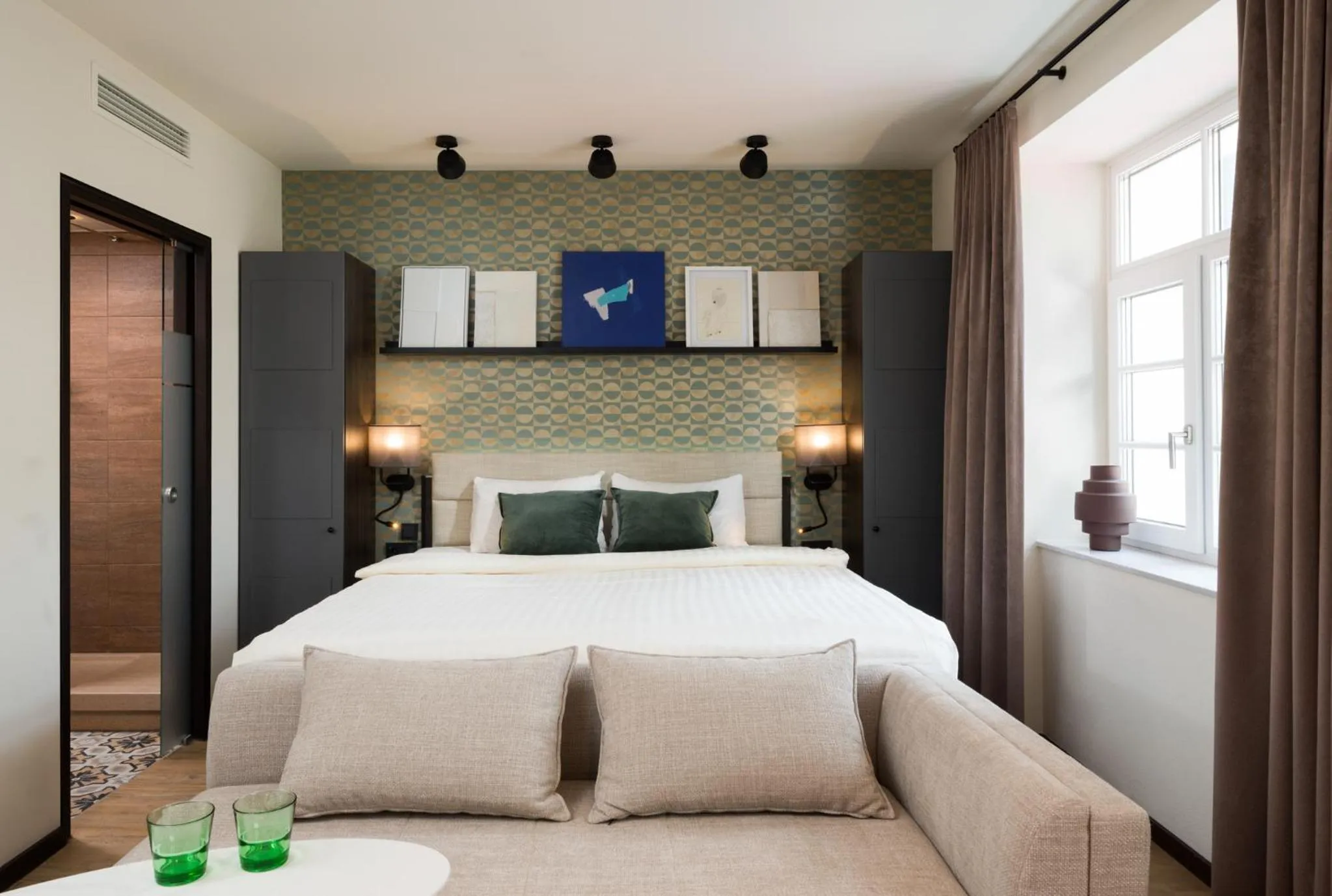 Bed in master Mirabell