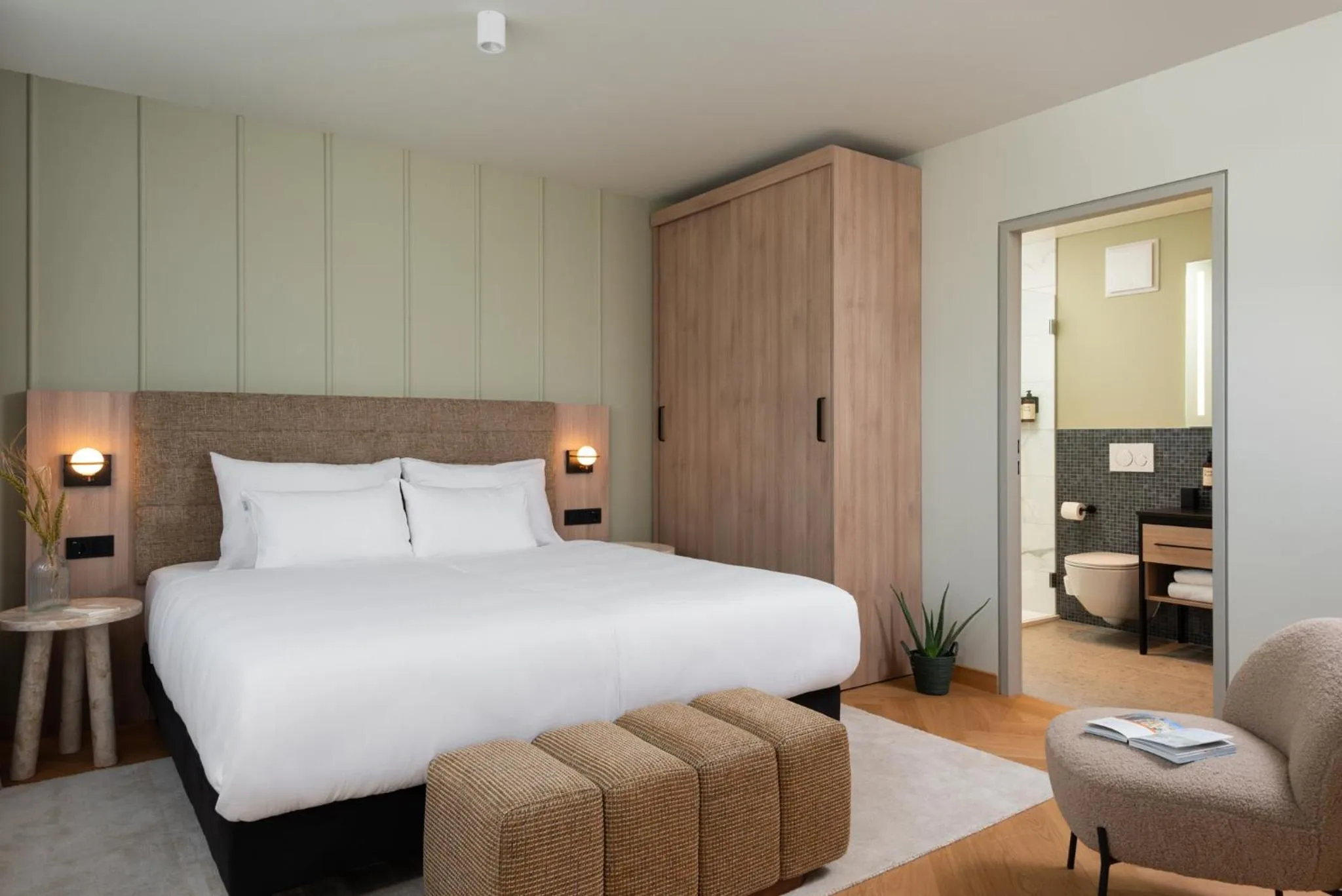 Bed in master Mirabell