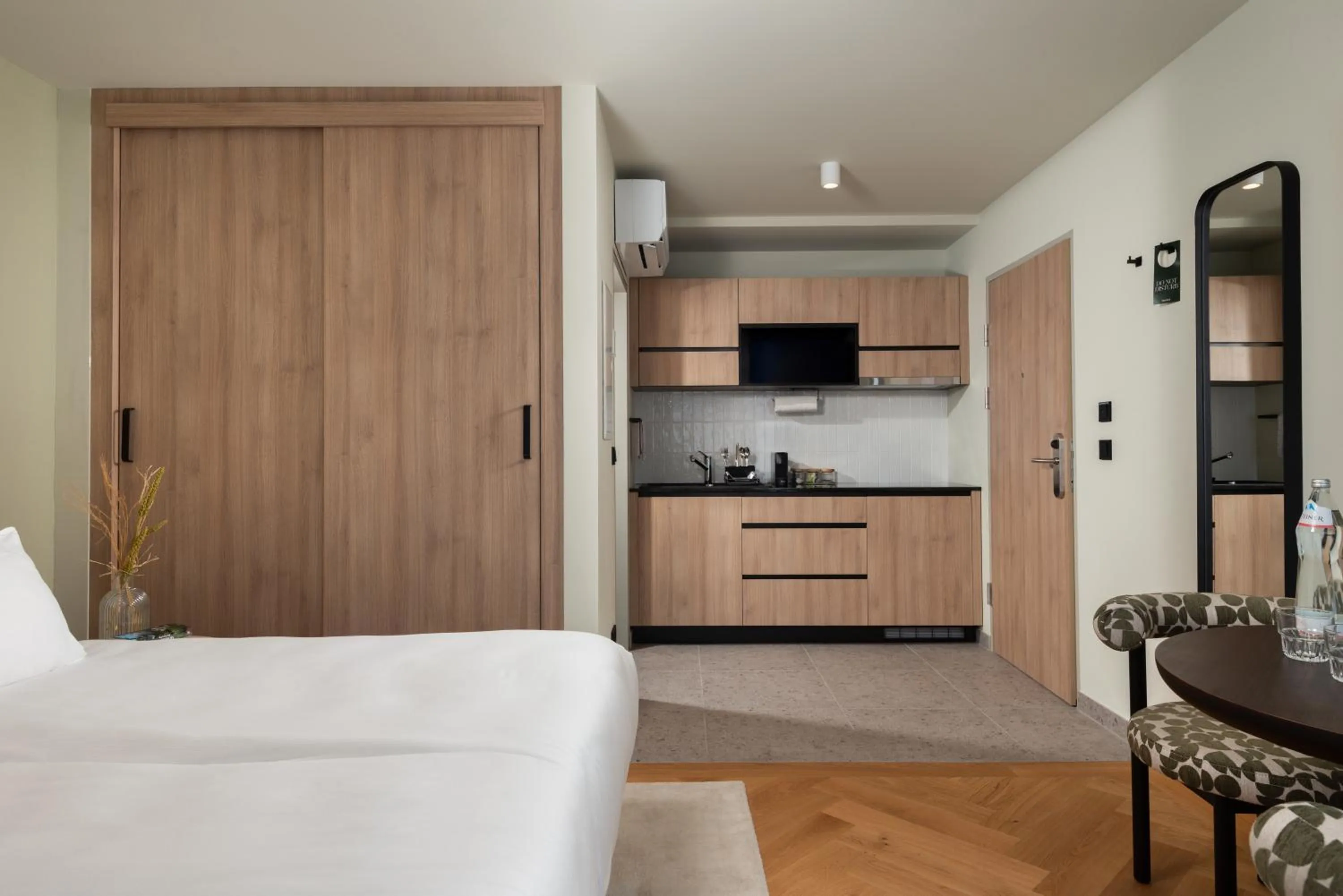 Kitchen or kitchenette, Bed in master Mirabell