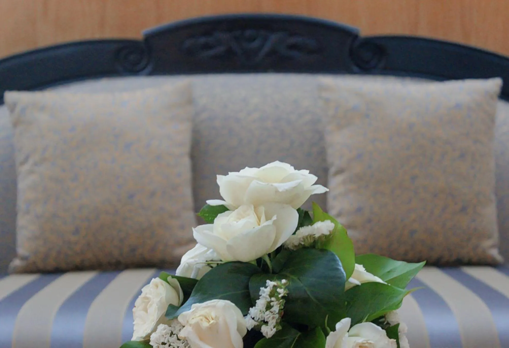 Living room, Bed in Majliss Hotel Downtown