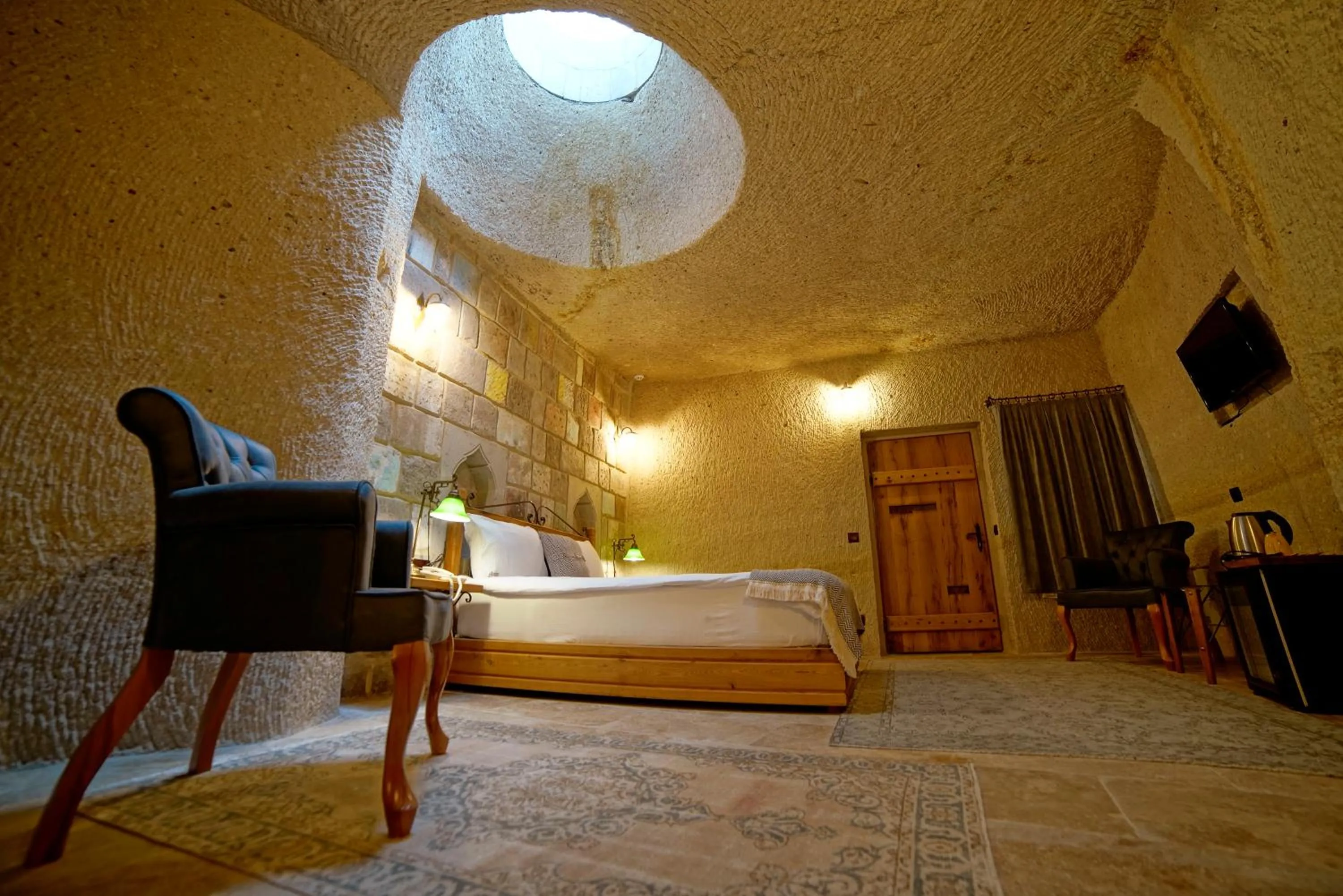 Photo of the whole room, Bed in Design Cave Hotel