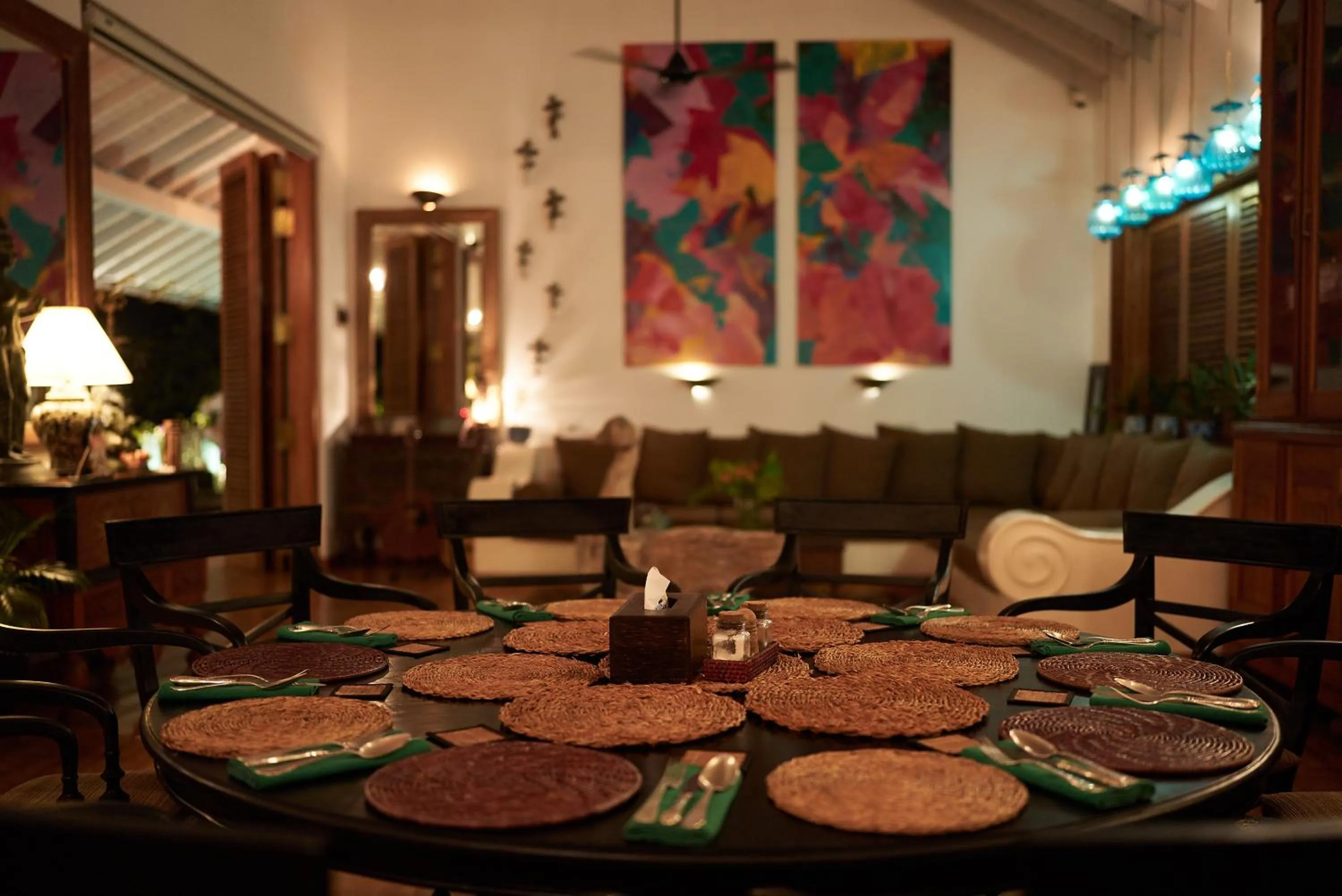 Restaurant/places to eat in Villa SPACE