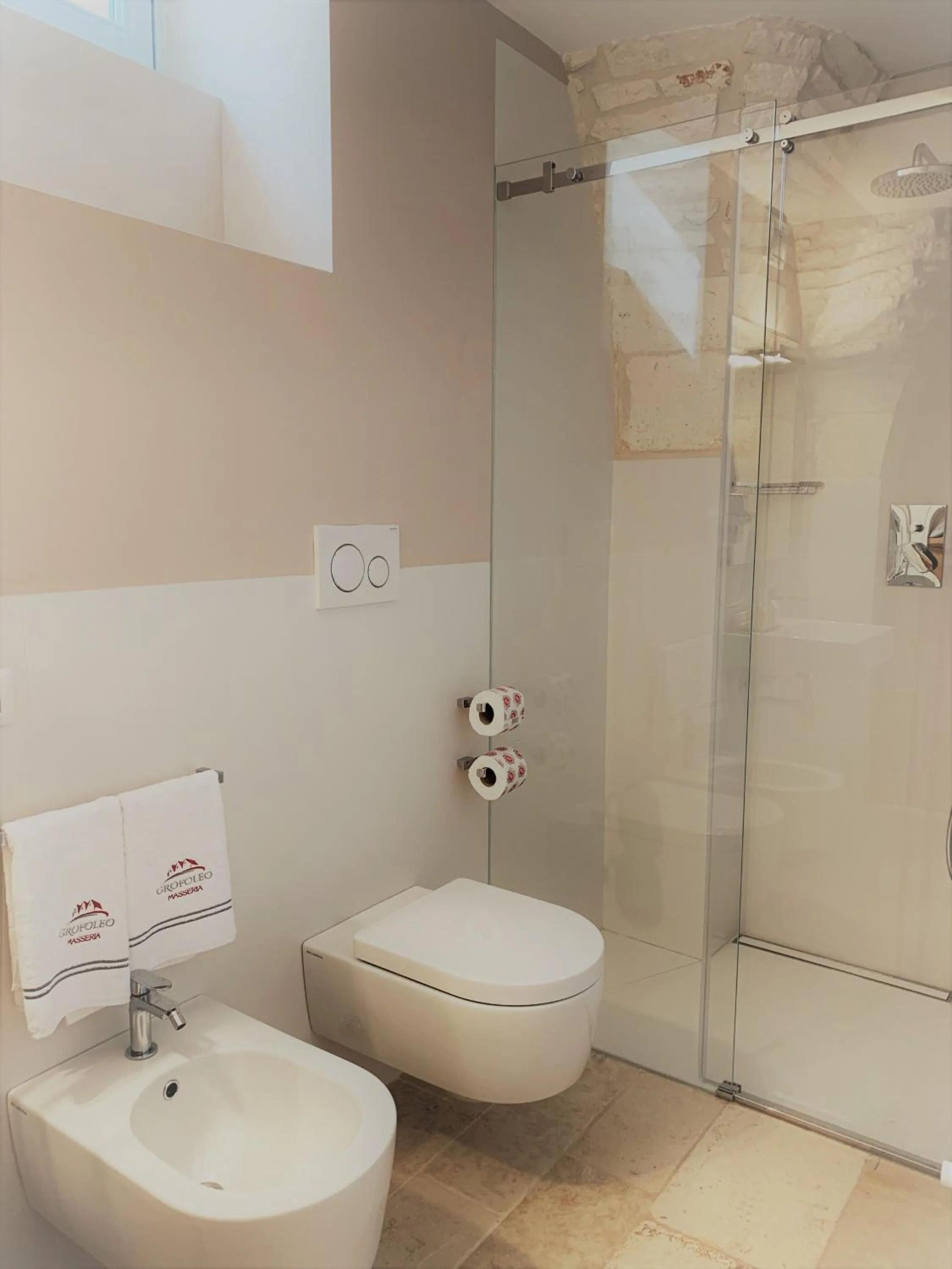 Shower in Masseria Grofoleo