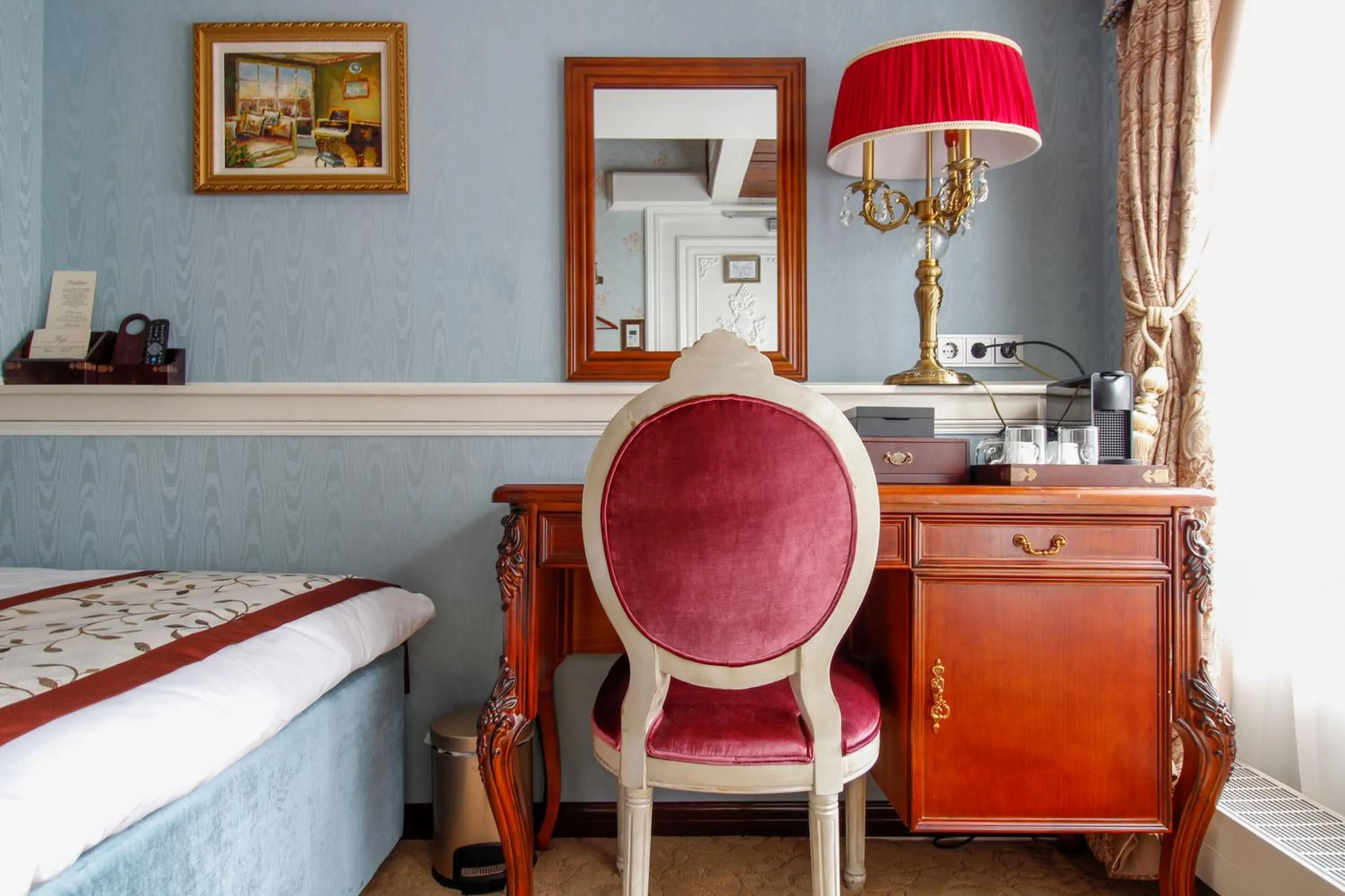 Seating area, Bed in Hotel The Stamp