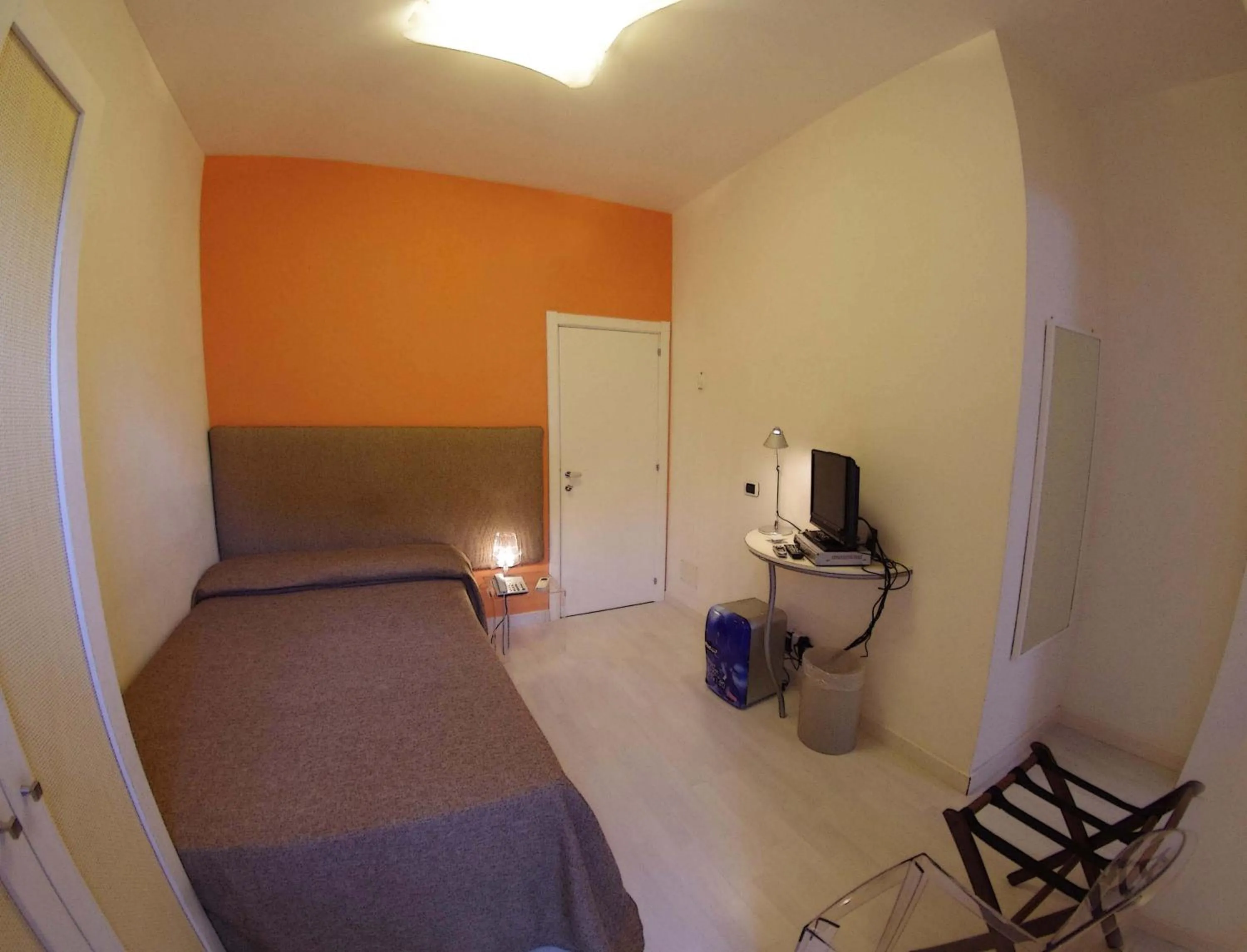 Shower, Bed in La Piccola Locanda