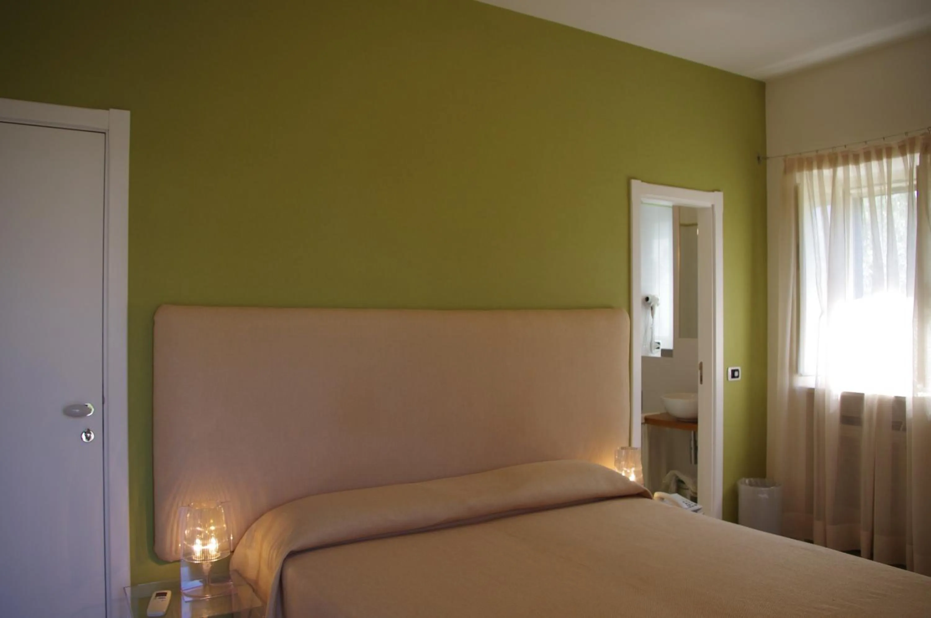 Shower, Bed in La Piccola Locanda