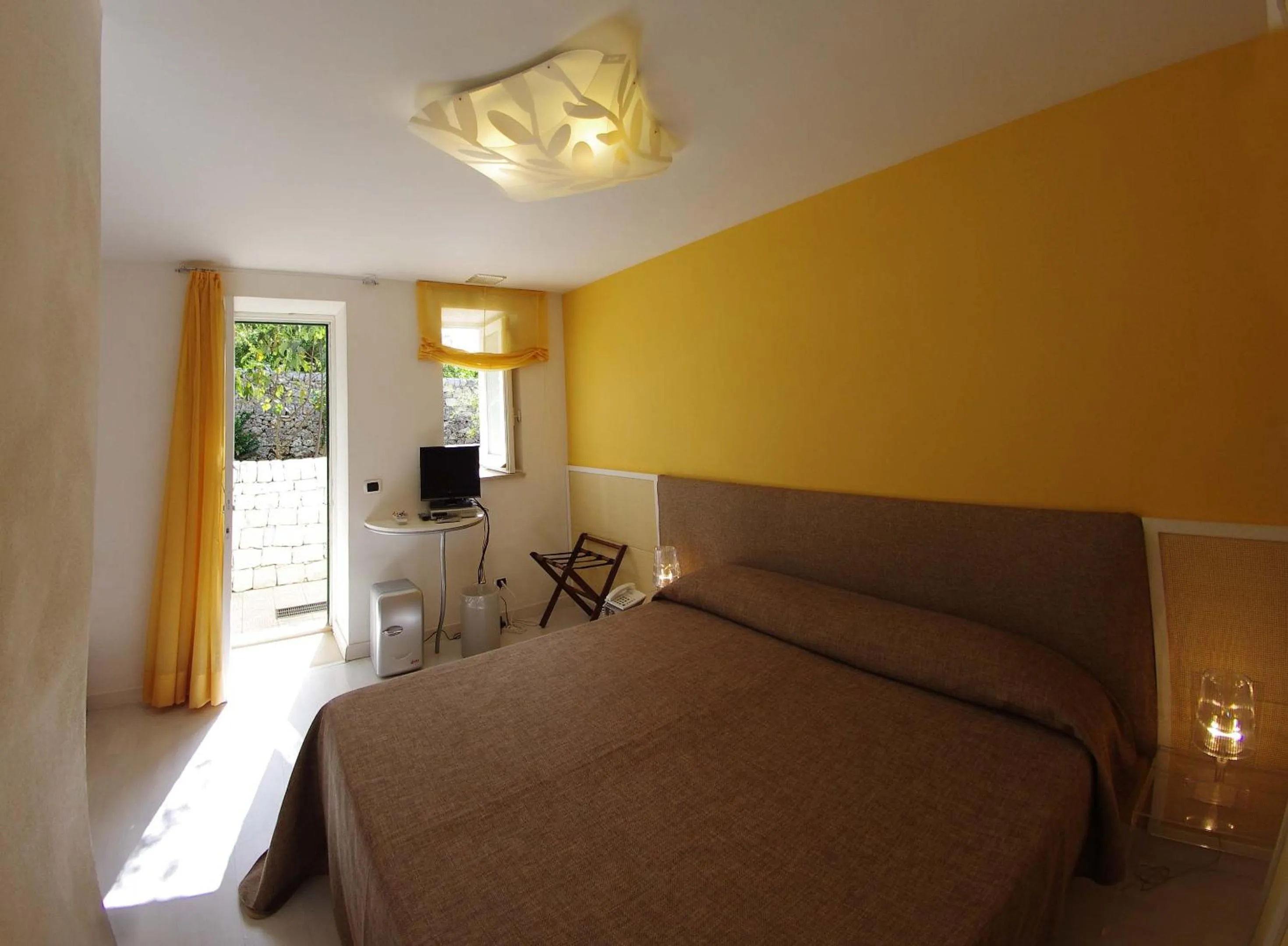 Shower, Bed in La Piccola Locanda