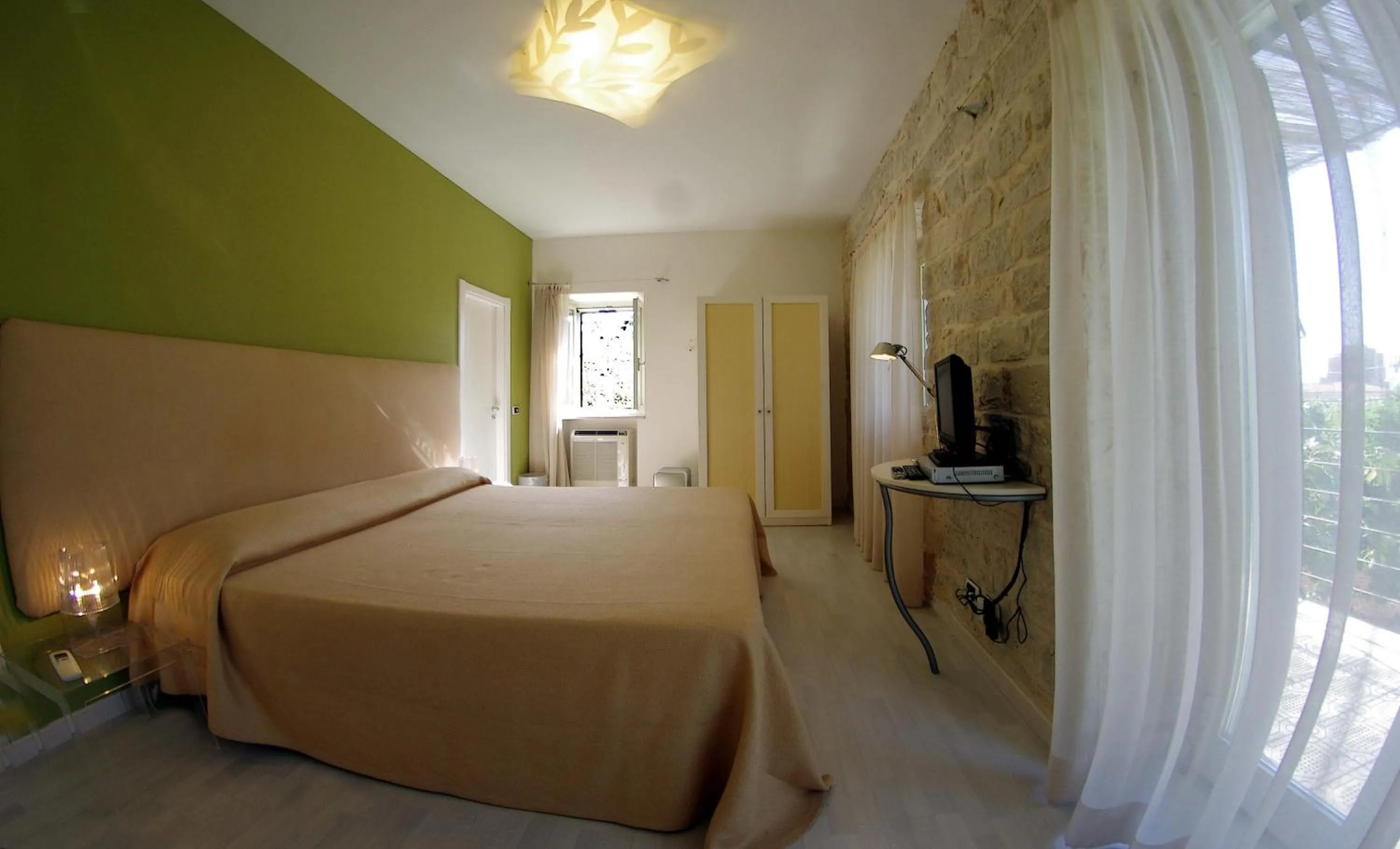 Shower, Bed in La Piccola Locanda