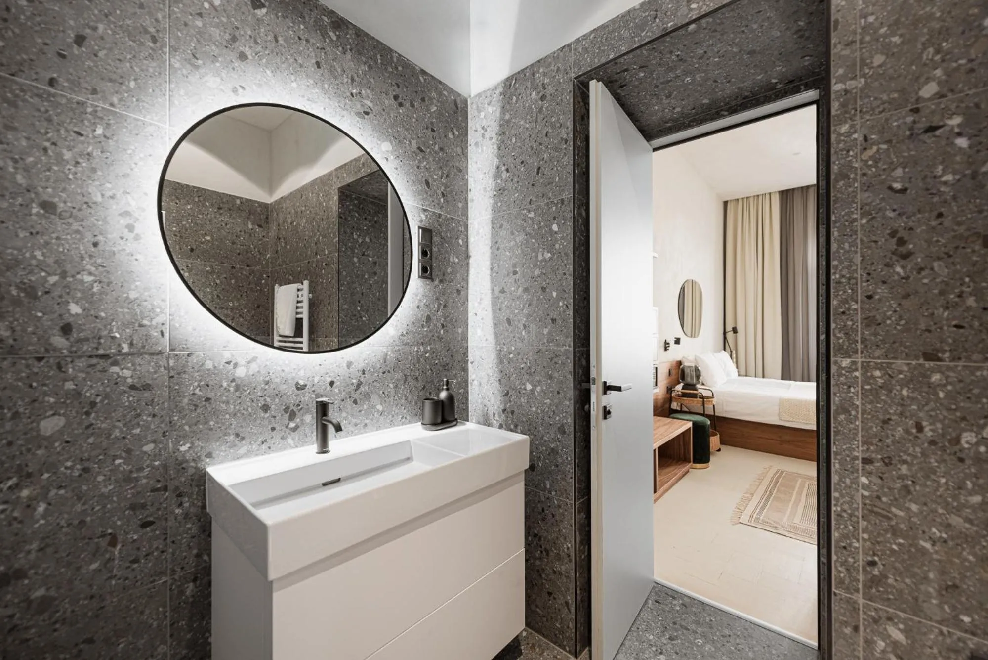 Bathroom, Bed in TG Hotel Apartments Budapest