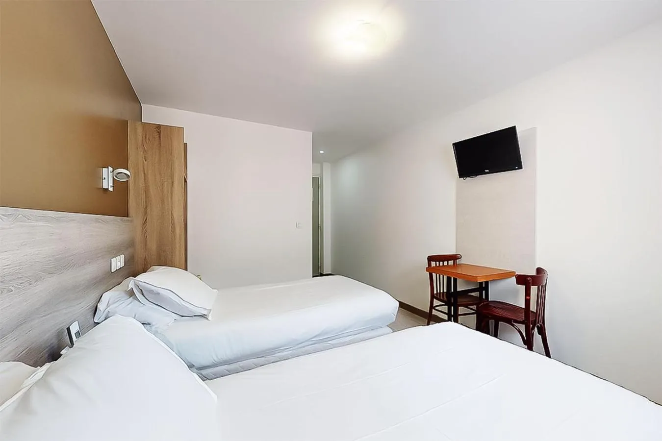 Bed in Hôtel de Ménilmontant