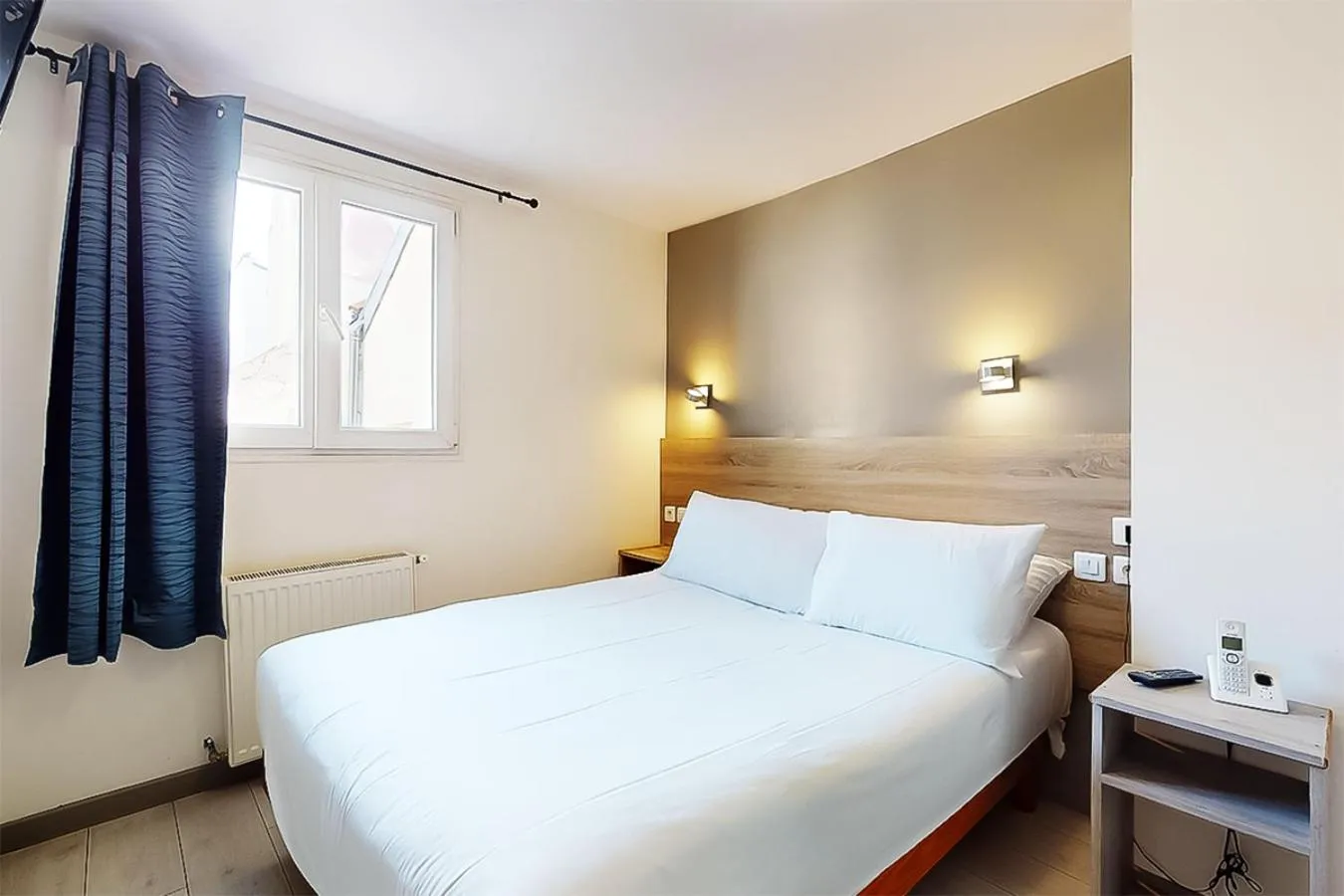 Bed in Hôtel de Ménilmontant