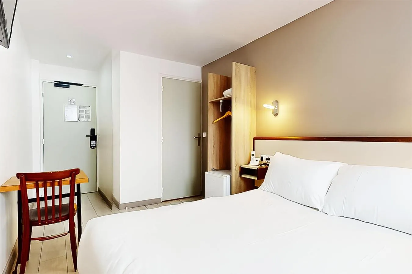 Bed in Hôtel de Ménilmontant