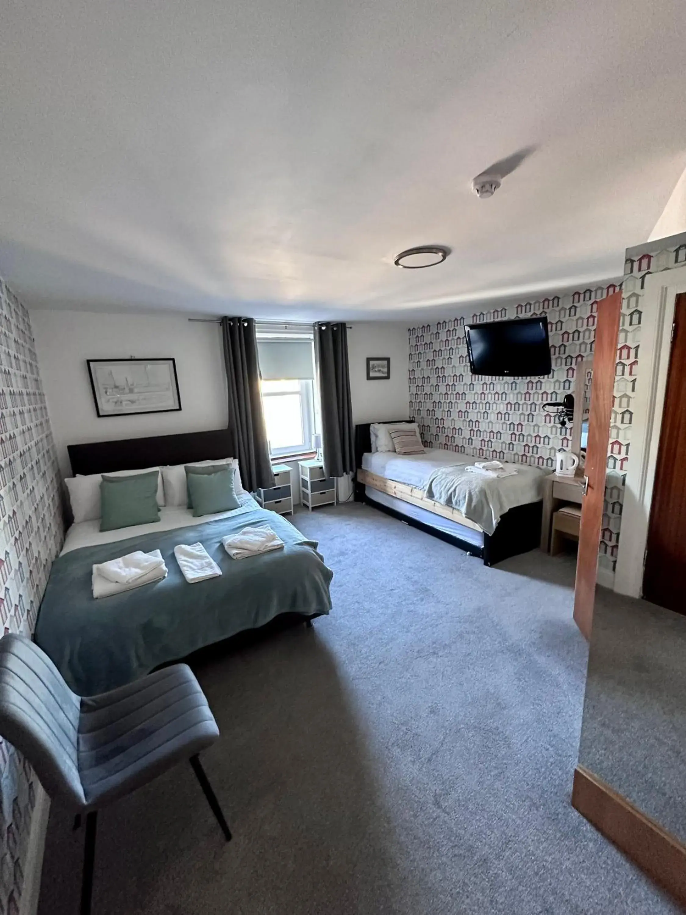 Family Room with Private Bathroom in Islay Frigate Hotel Family Room with Private Bathroom in Islay Frigate Hotel