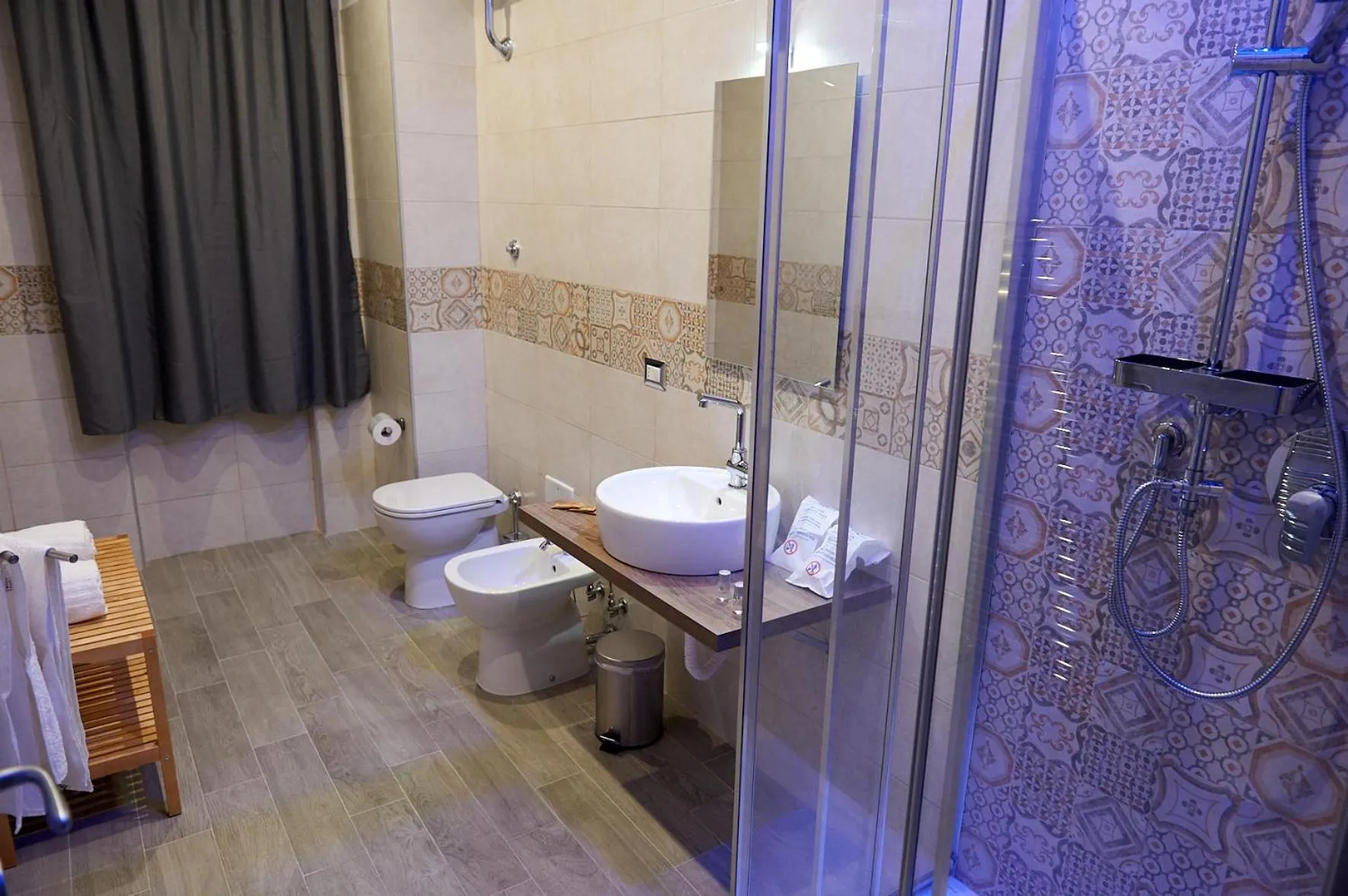 Shower in Napoli Regina