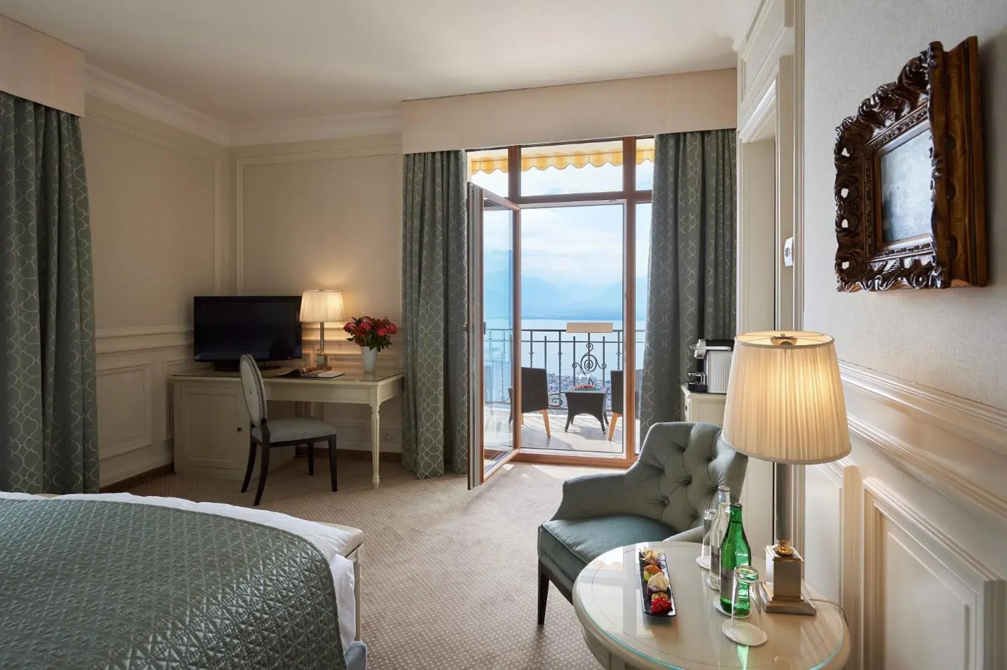 TV and multimedia, Bed in Le Mirador Resort & Spa TV and multimedia, Bed in Le Mirador Resort & Spa