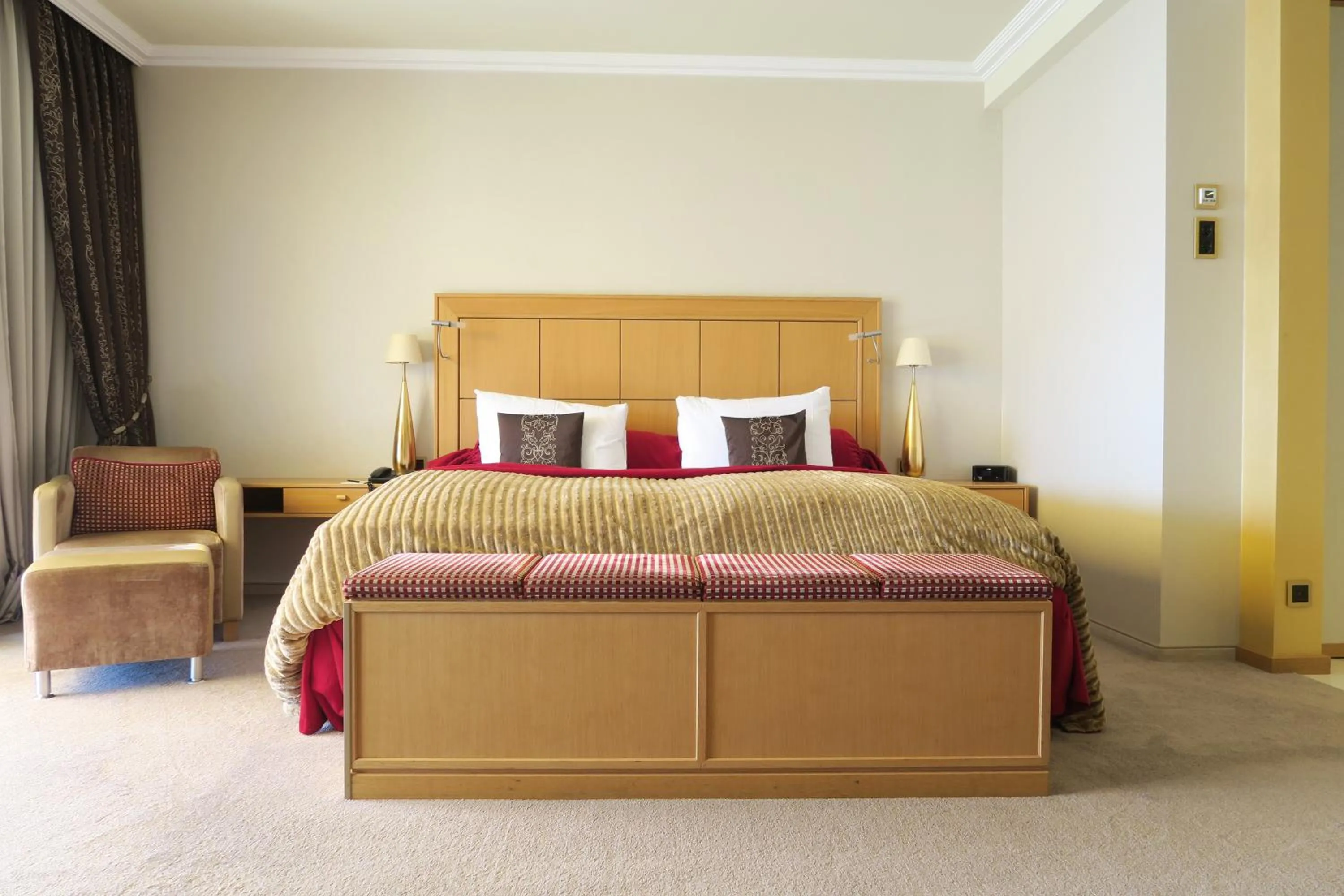 Bed in Le Mirador Resort & Spa