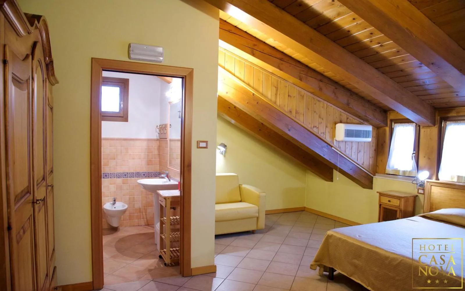 Bathroom, Bed in Hotel Casanova