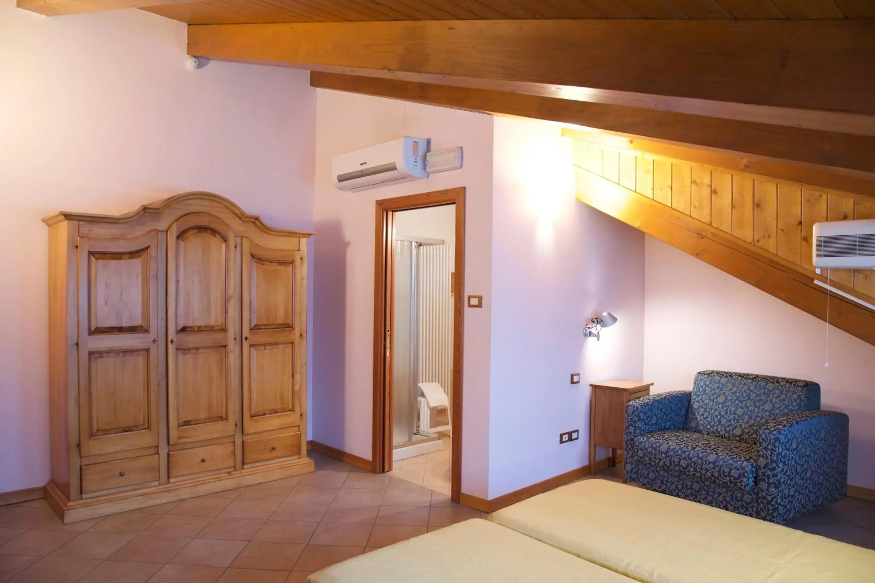 wardrobe, Seating Area in Hotel Casanova