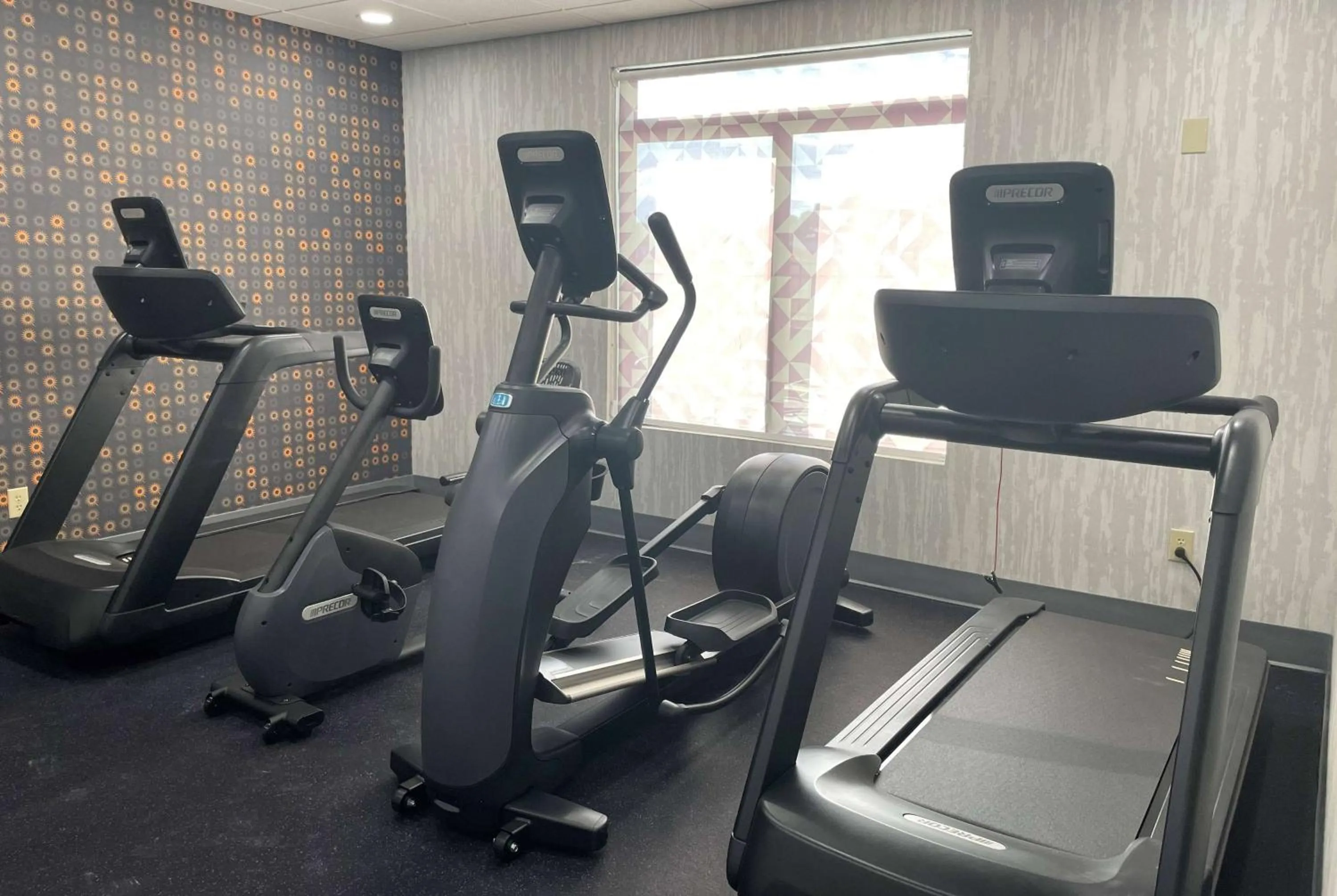 Fitness centre/facilities in La Quinta Inn & Suites by Wyndham Tulsa Midtown