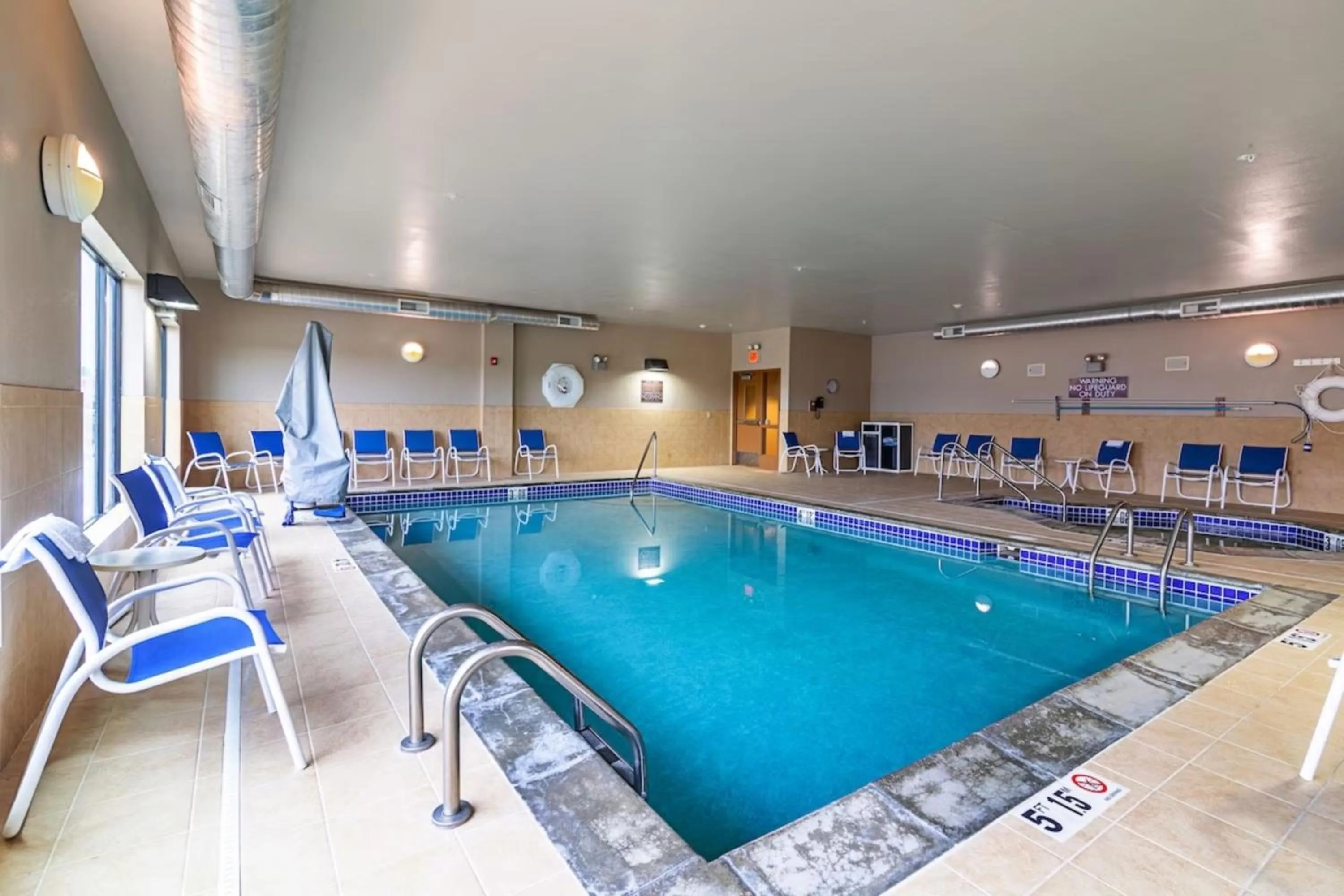 Swimming pool in Sonesta Essential Minot