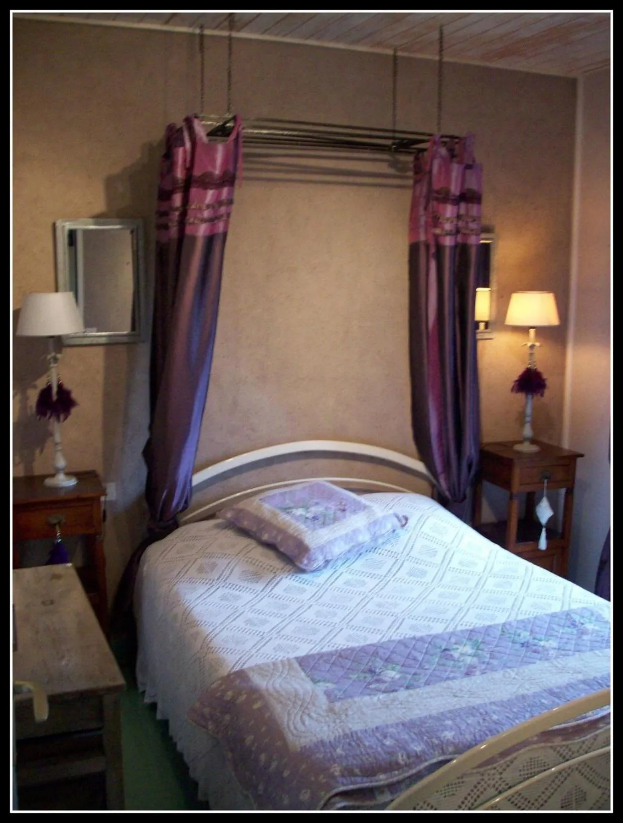 Bed in Le vieux Prieuré