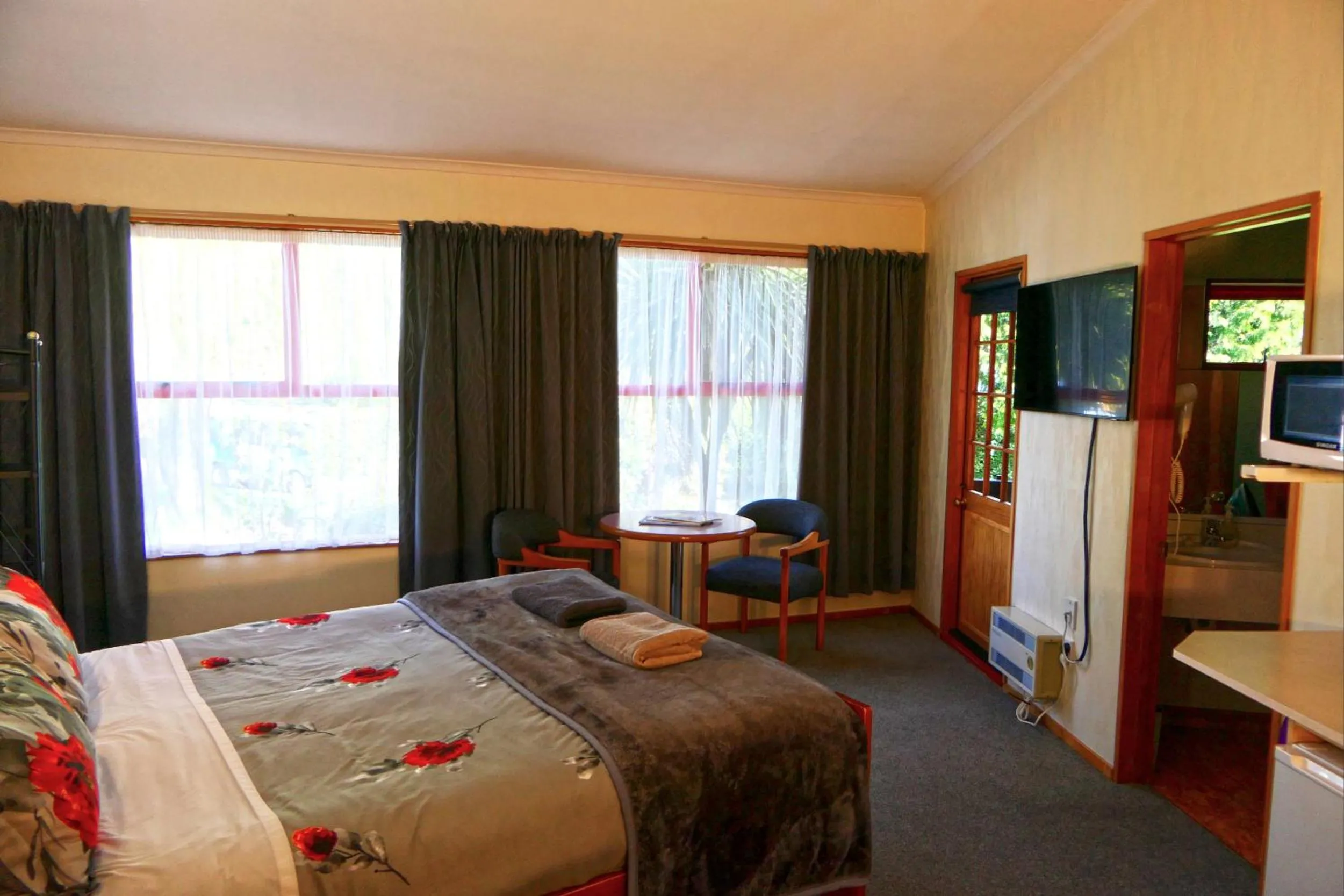 TV and multimedia, Bed in Queenstown Holiday Park Creeksyde