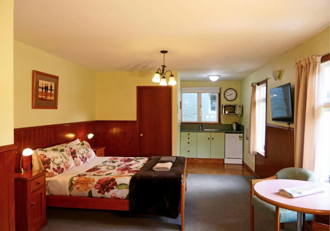 TV and multimedia, Bed in Queenstown Holiday Park Creeksyde