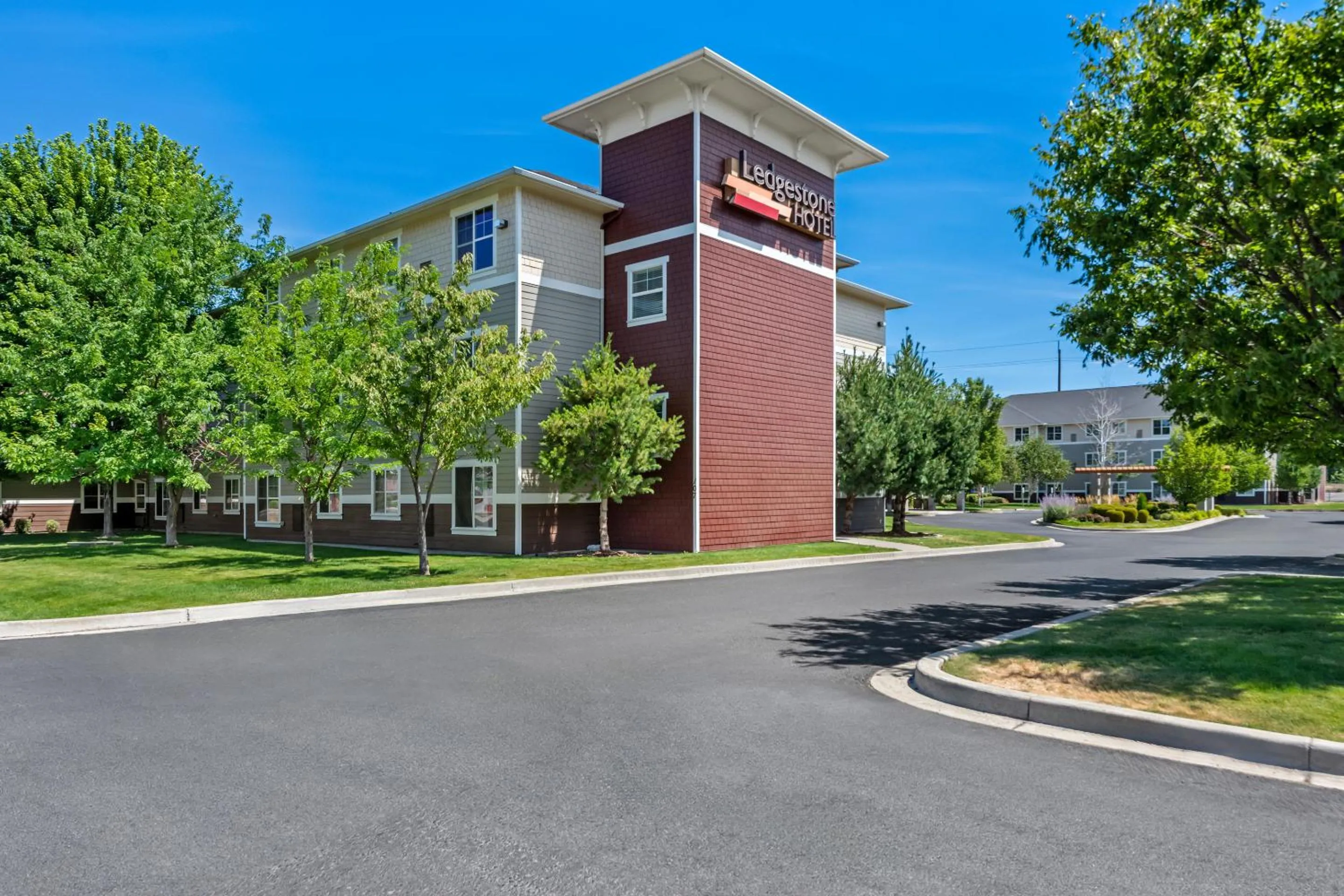 Property building in Ledgestone Suites Hotel Yakima