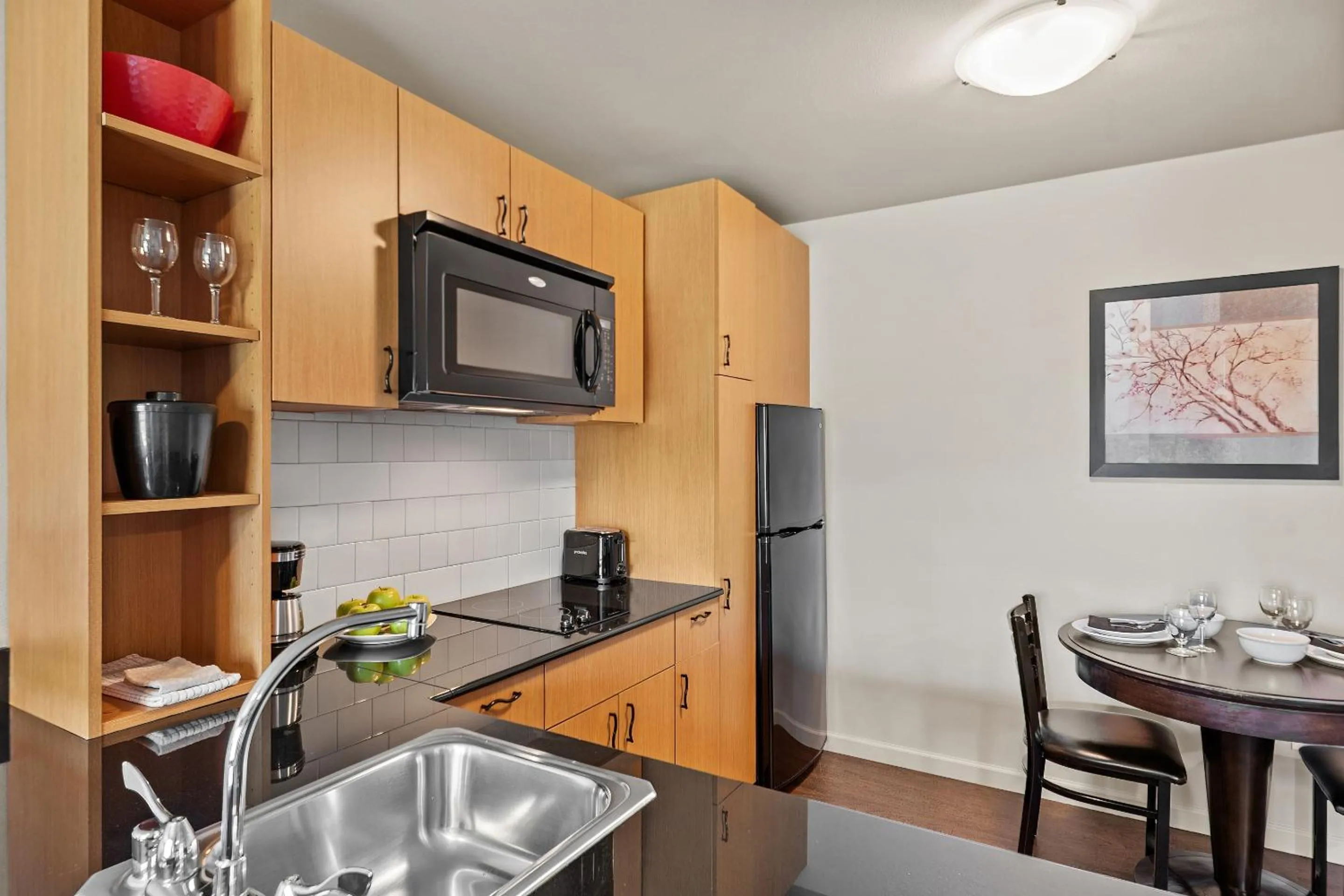 kitchen in Ledgestone Suites Hotel Yakima