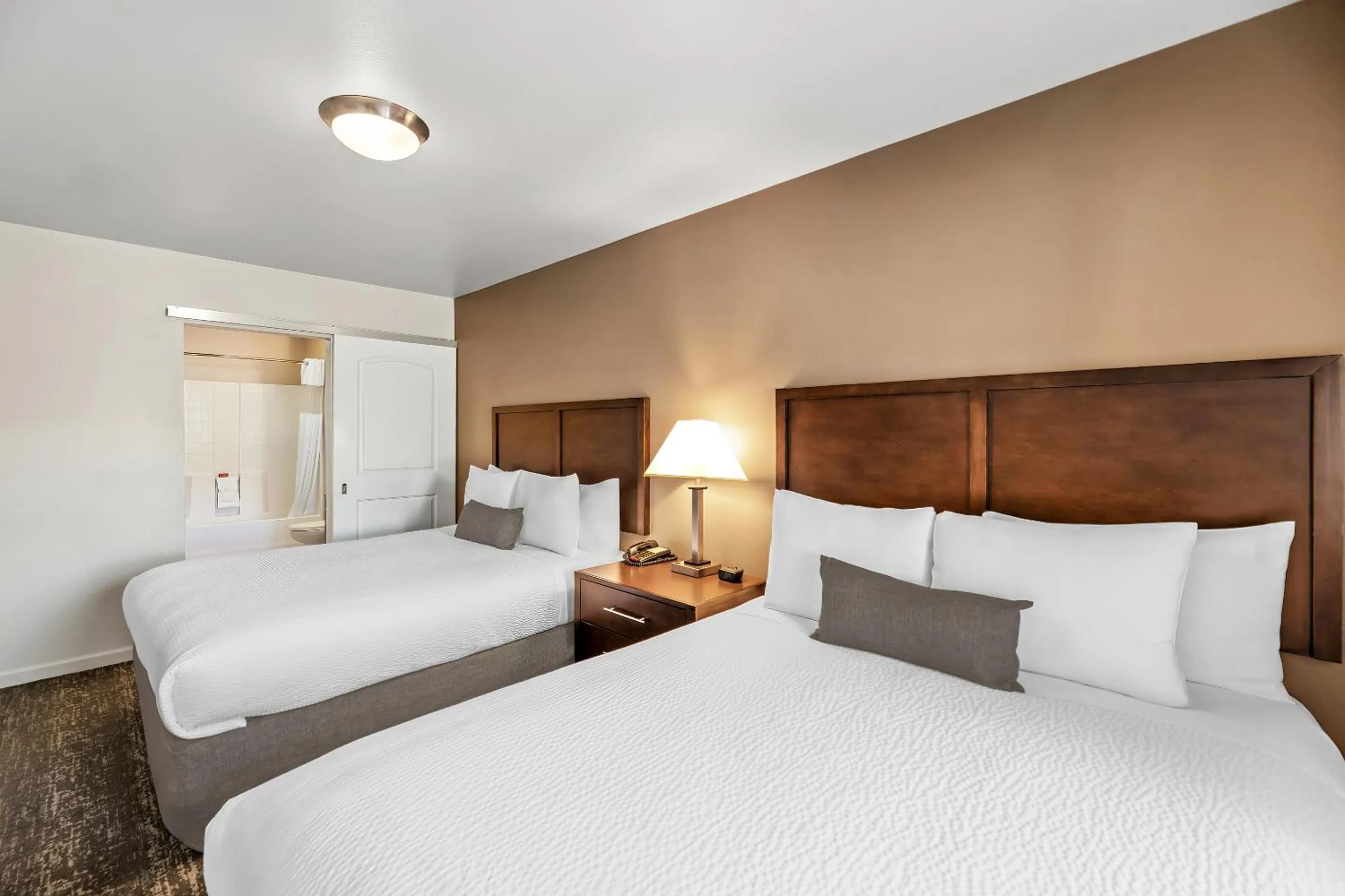 Bedroom, Bed in Ledgestone Suites Hotel Yakima