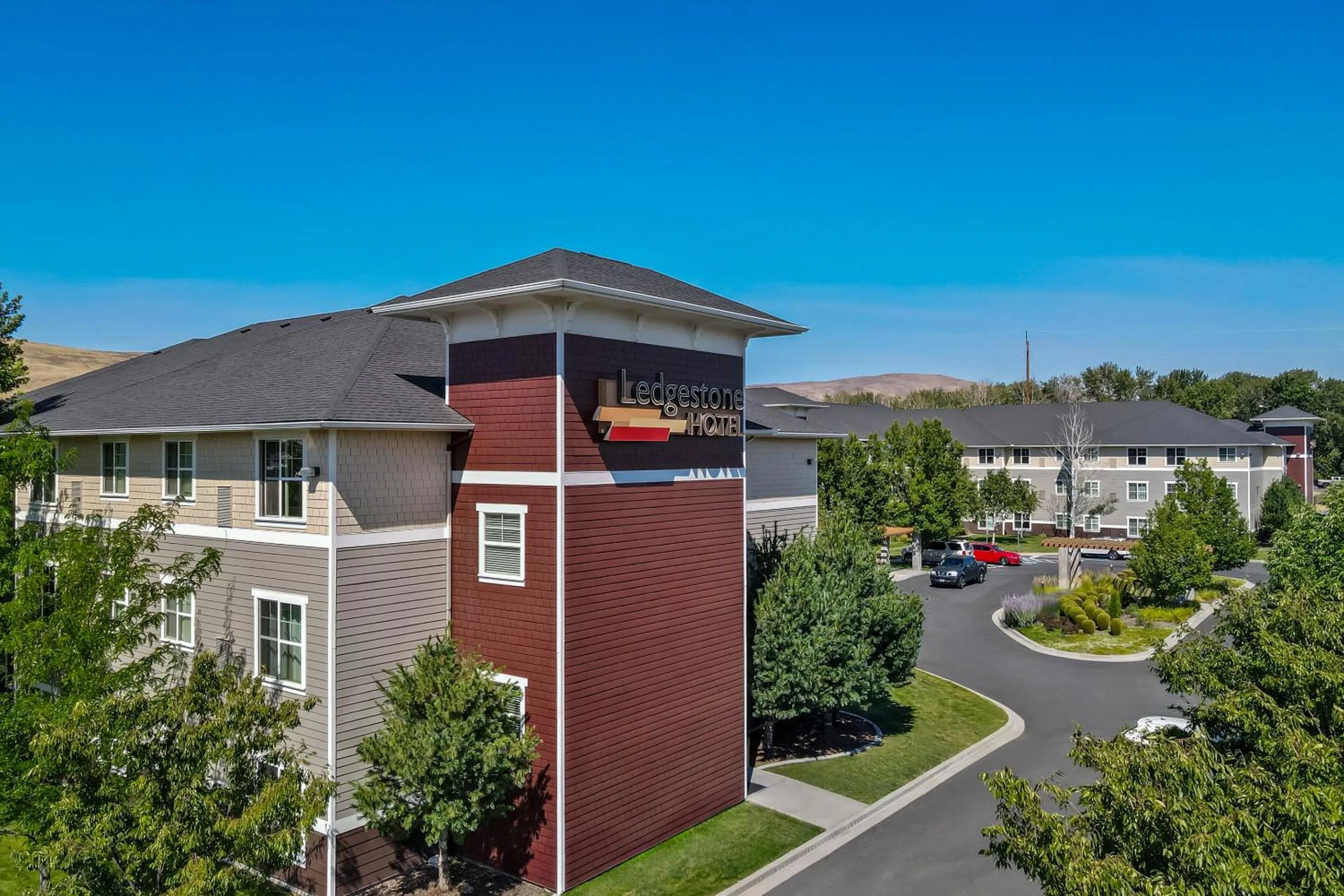 Property building in Ledgestone Suites Hotel Yakima