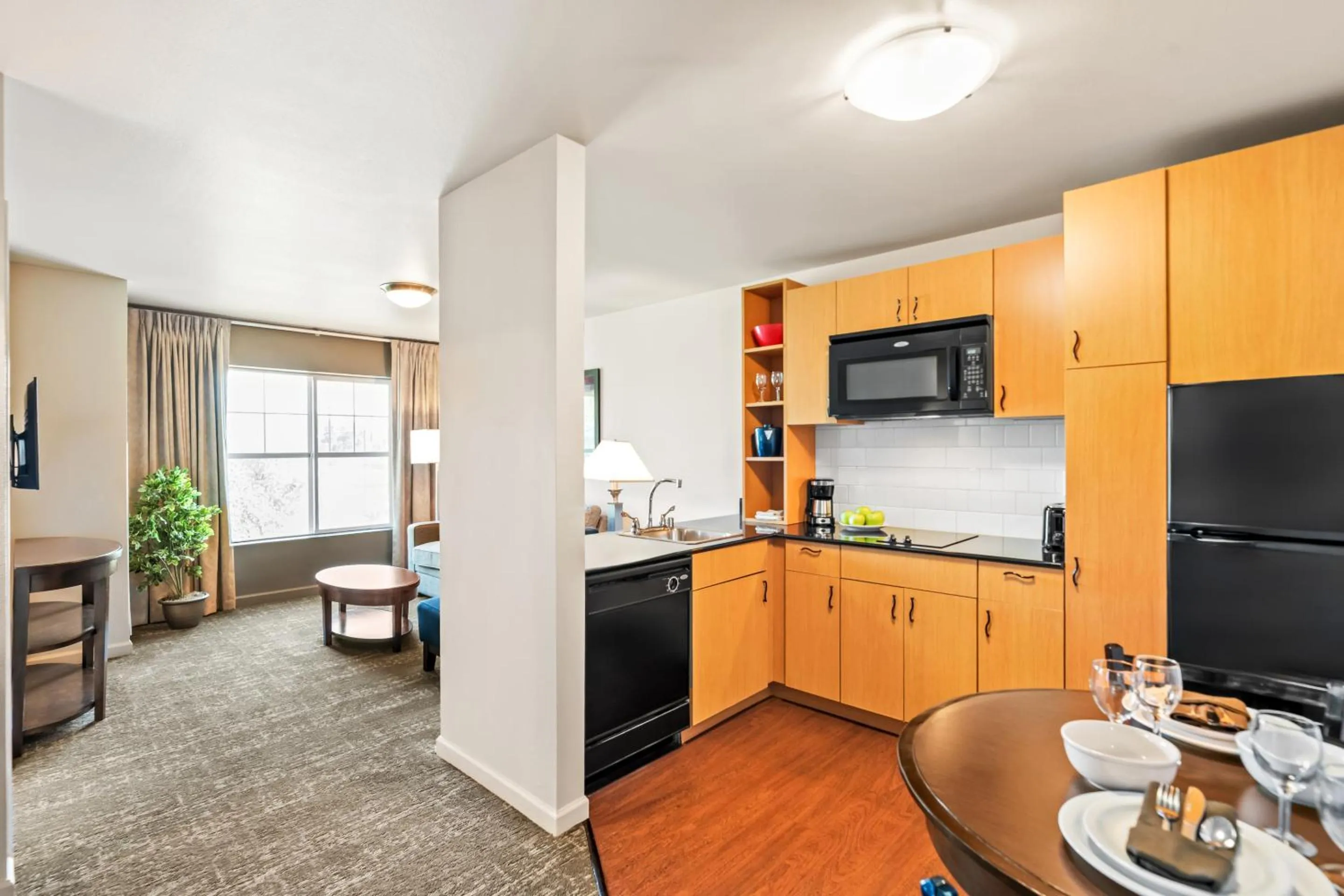 Kitchen or kitchenette in Ledgestone Suites Hotel Yakima