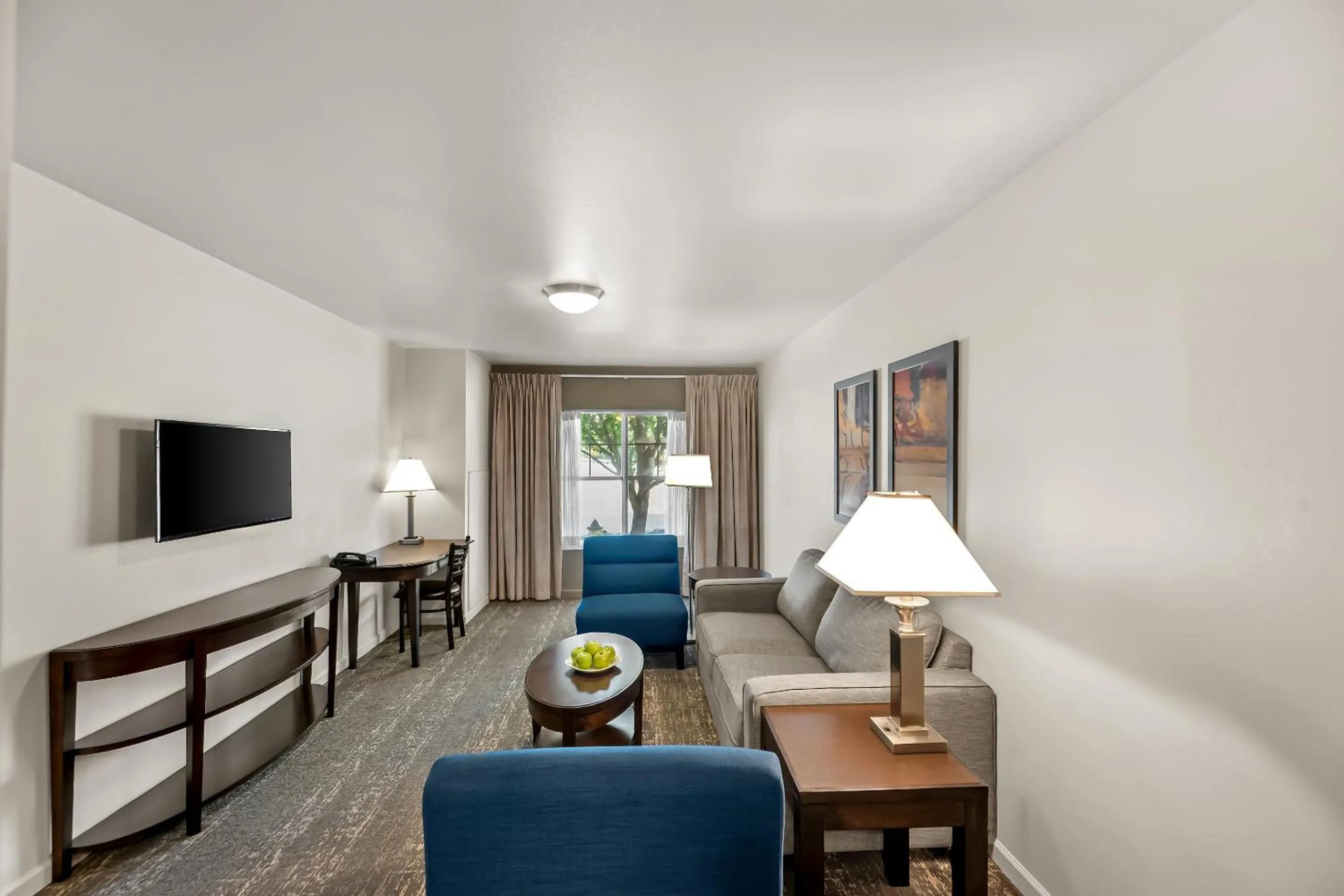 TV and multimedia, Bed in Ledgestone Suites Hotel Yakima