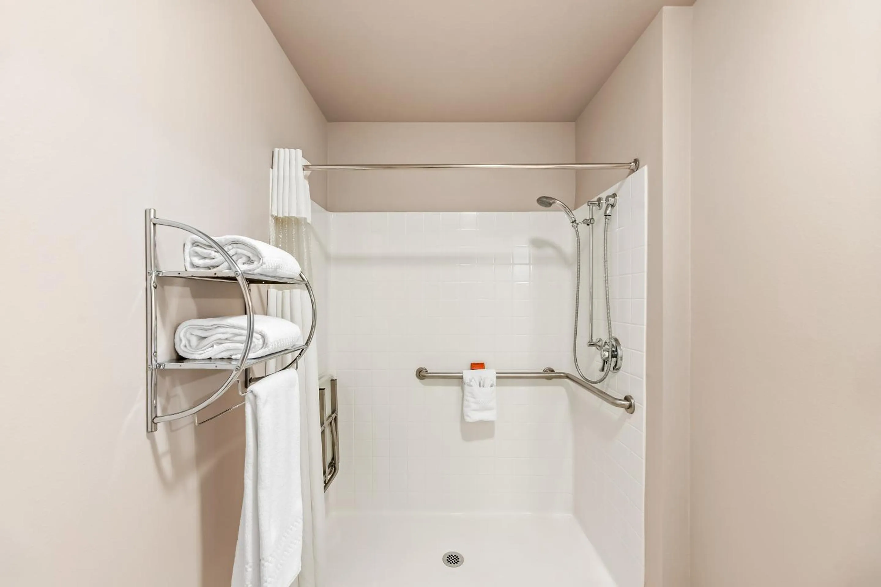 Bathroom in Ledgestone Suites Hotel Yakima