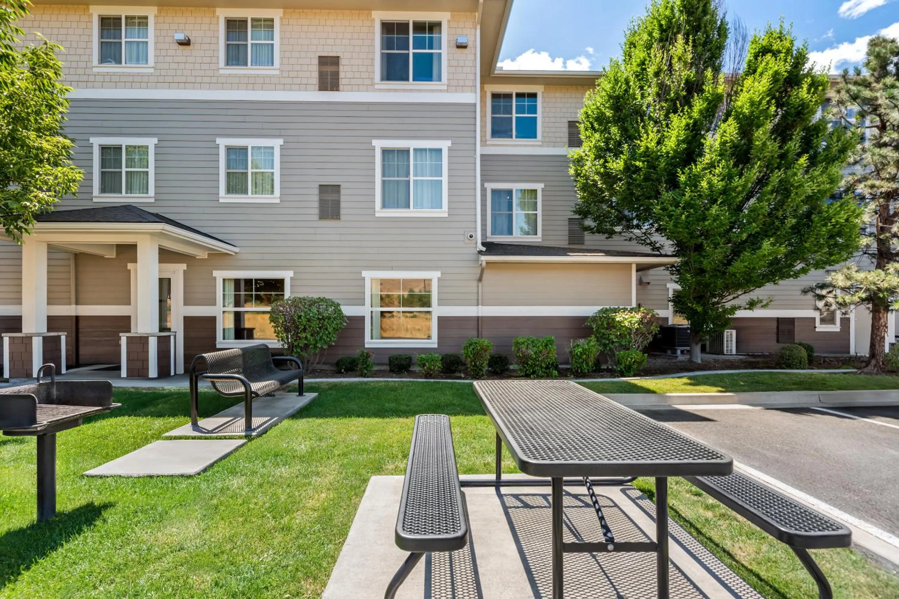Patio in Ledgestone Suites Hotel Yakima