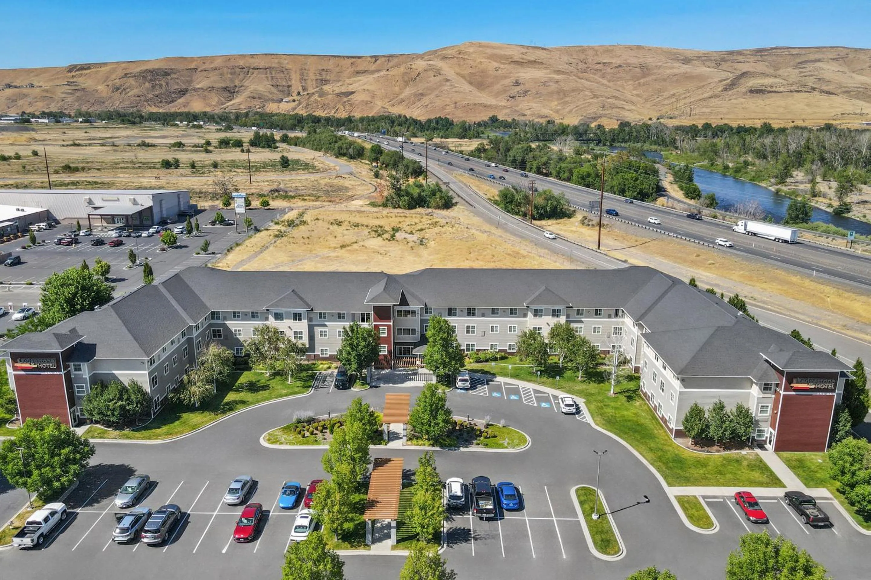 Property building in Ledgestone Suites Hotel Yakima