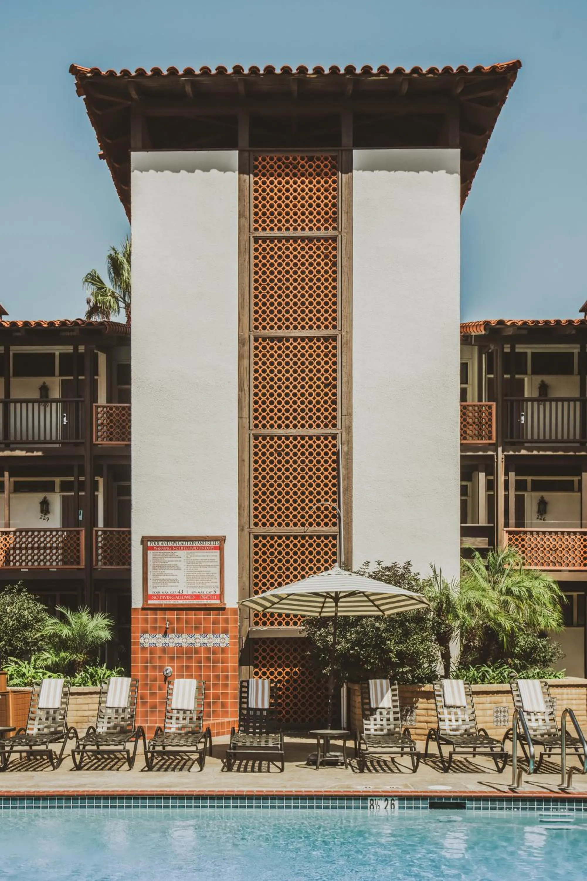 Swimming pool in La Jolla Shores Hotel