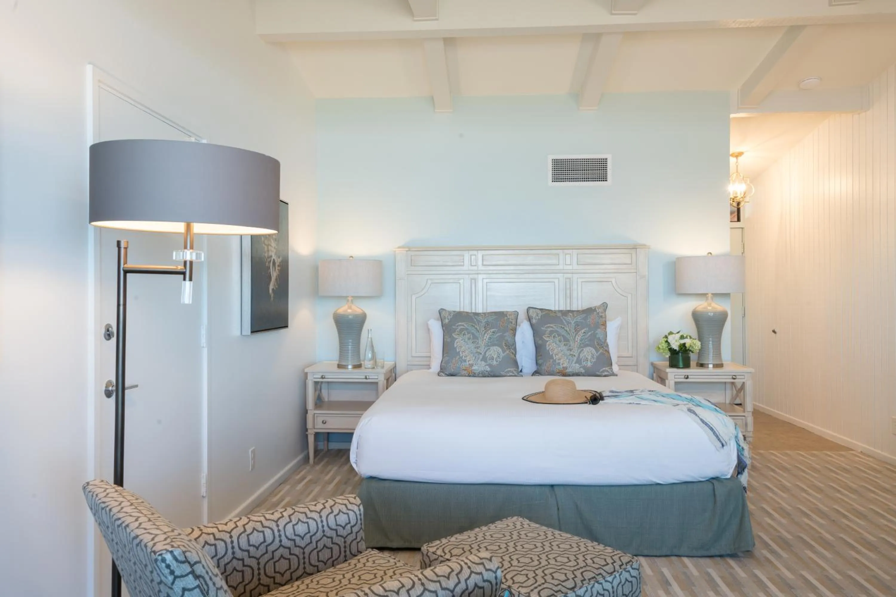 Bed in La Jolla Shores Hotel