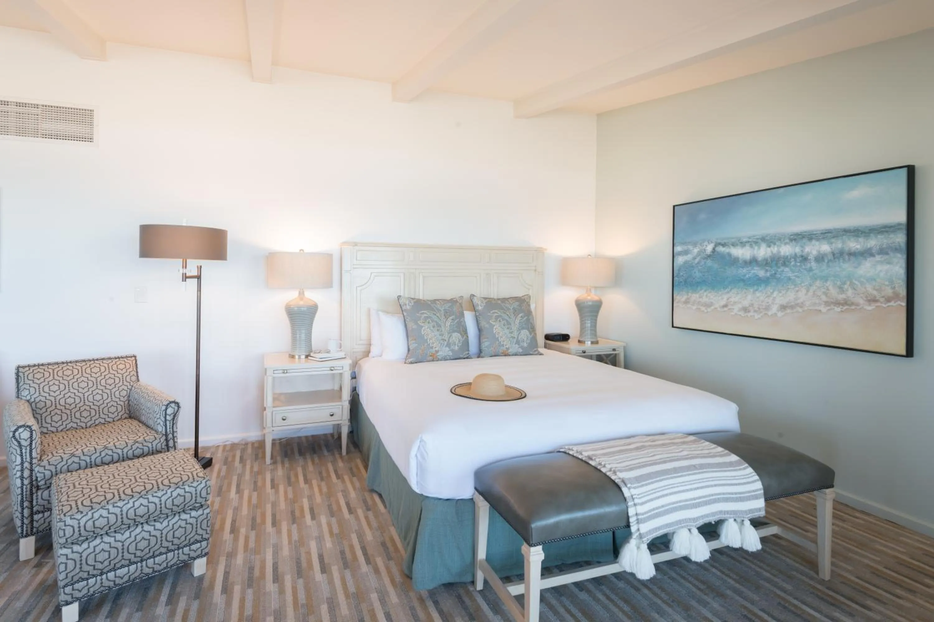 Bed in La Jolla Shores Hotel