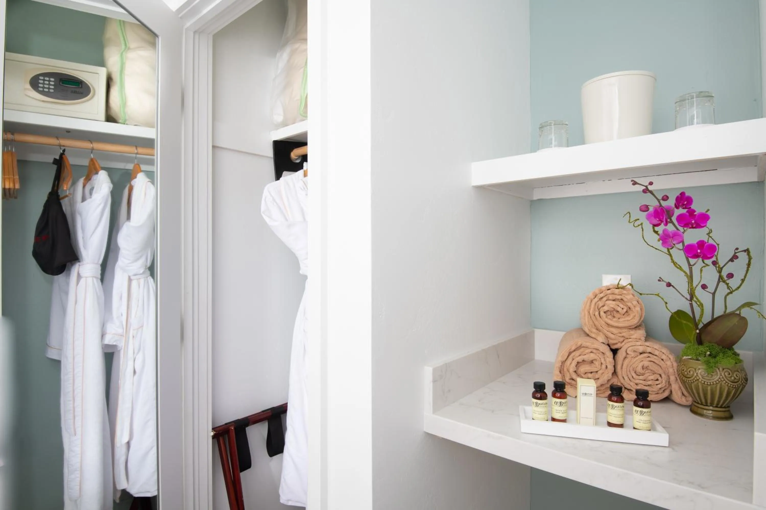Bathroom in La Jolla Shores Hotel