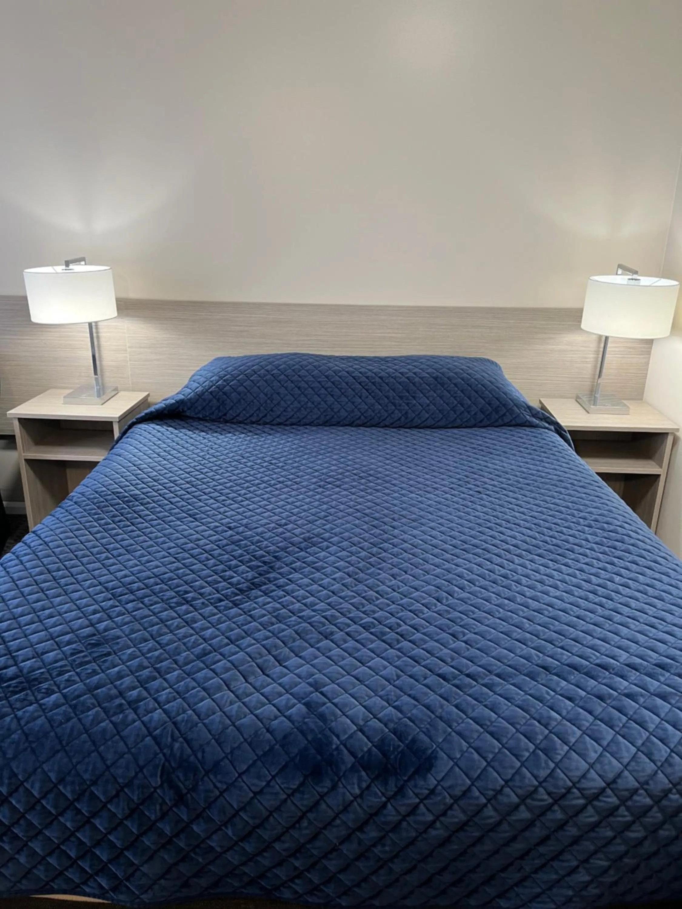 Bed in Heemskirk Motor Hotel