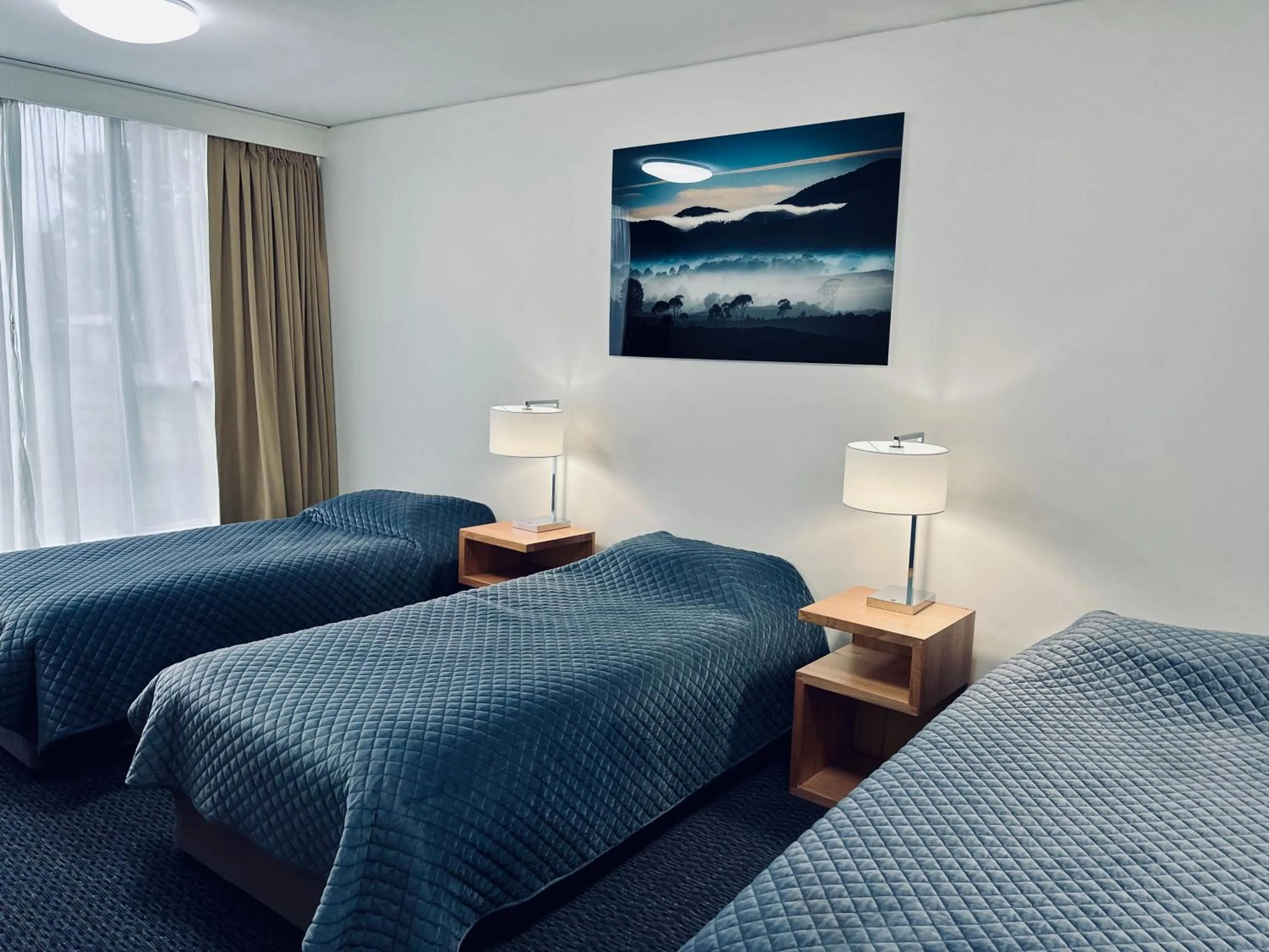 Bed in Heemskirk Motor Hotel