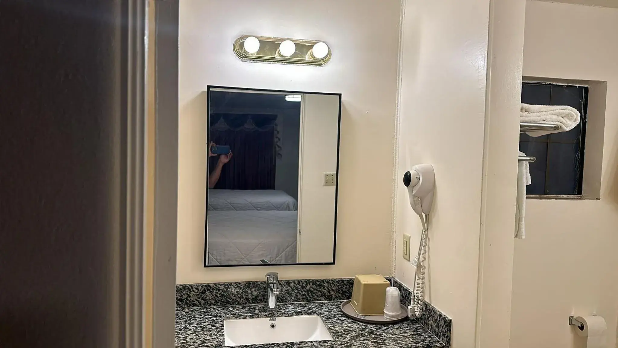 Triple Room - Non-Smoking in Deluxe Inn Of Roswell Triple Room - Non-Smoking in Deluxe Inn Of Roswell